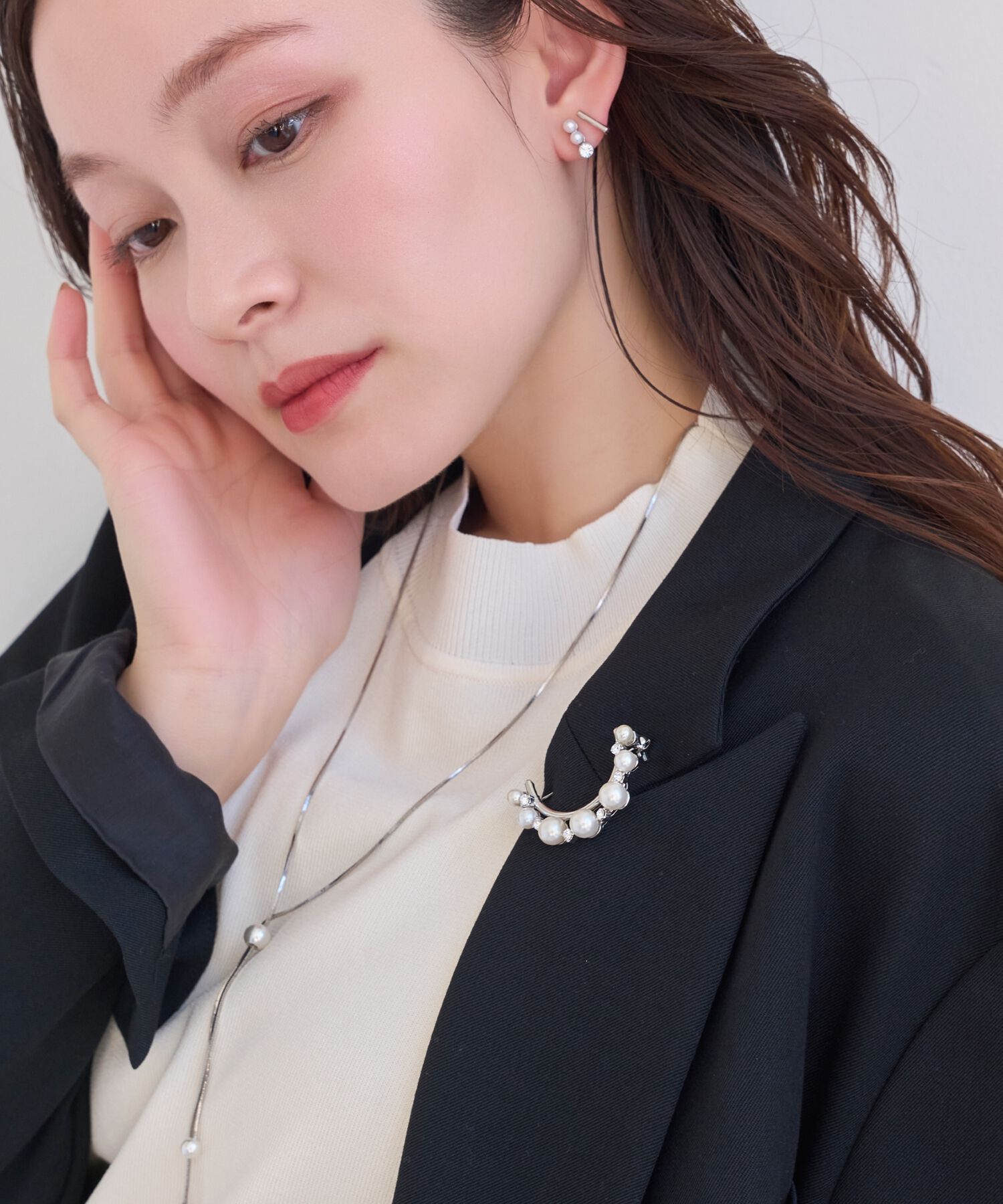 Phoebe「フォーマルパールビジューハーフブローチ　シルバー」|ブローチ・コサージュ|