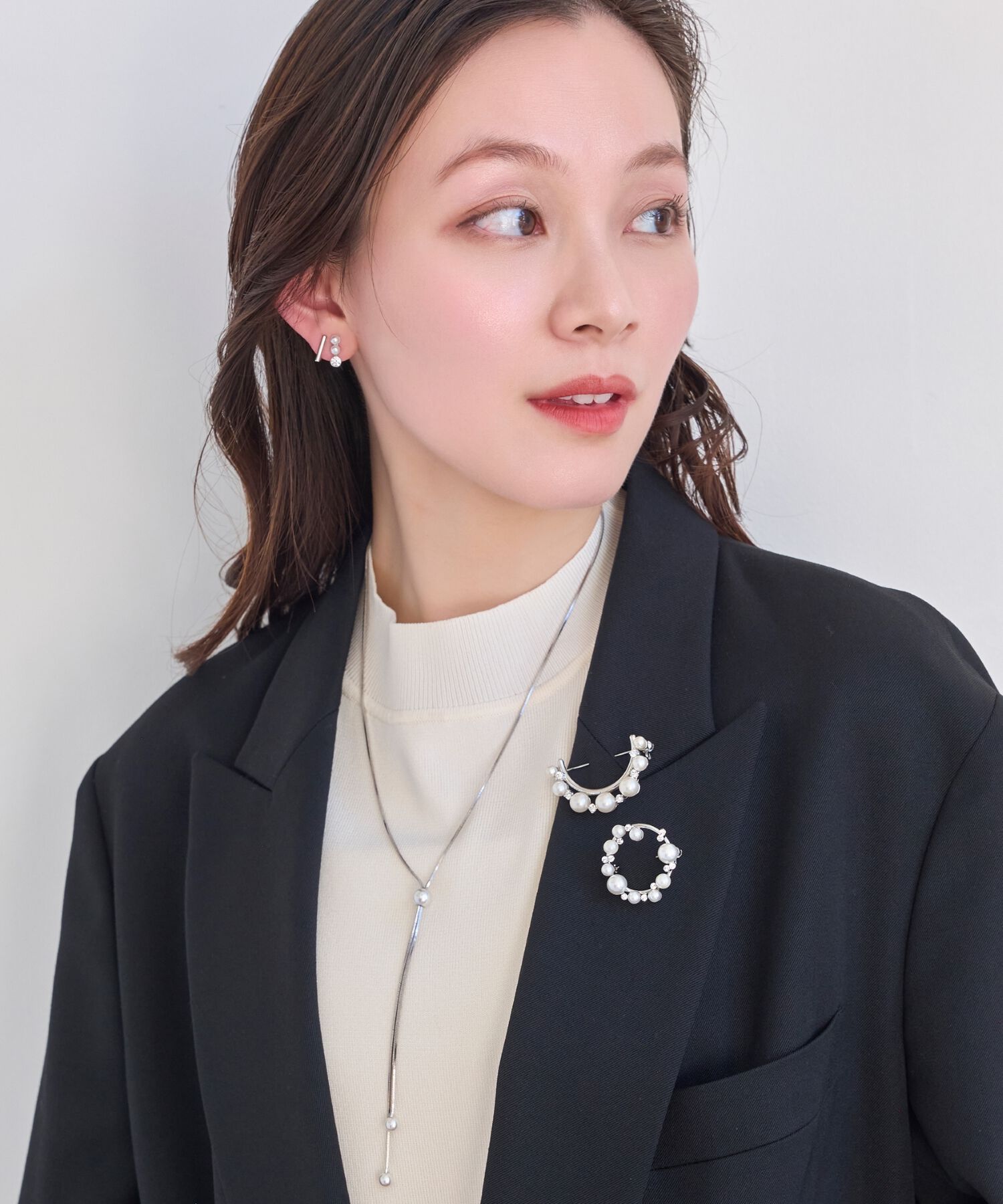 Phoebe「フォーマルパールビジューハーフブローチ　シルバー」|ブローチ・コサージュ|