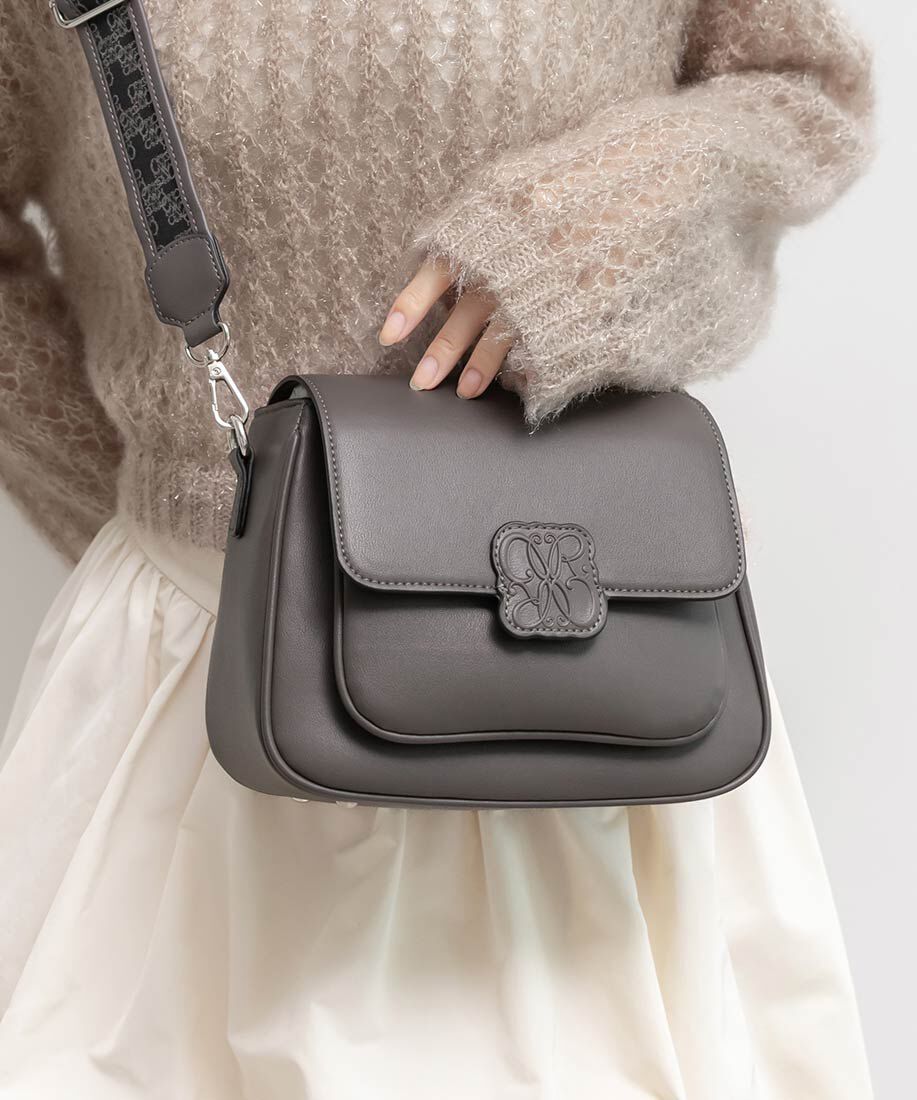  「エンボスモノグラムショルダーバッグ」|ショルダー・メッセンジャー|ダークグレー