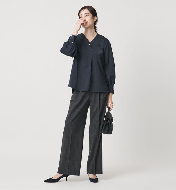 UNITED ARROWS「サテン Vネック ブラウス ‐ウォッシャブル‐」|シャツ・ブラウス|