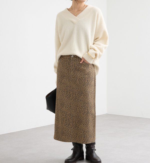  「【華やかな印象に】ヘアリーヤーン深Vネックニット」|ニット・セーター|