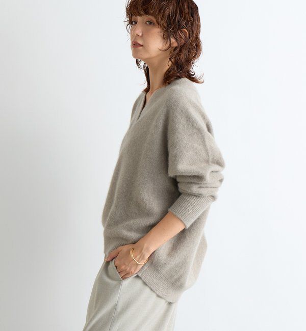 「【華やかな印象に】ヘアリーヤーン深Vネックニット」|ニット・セーター|