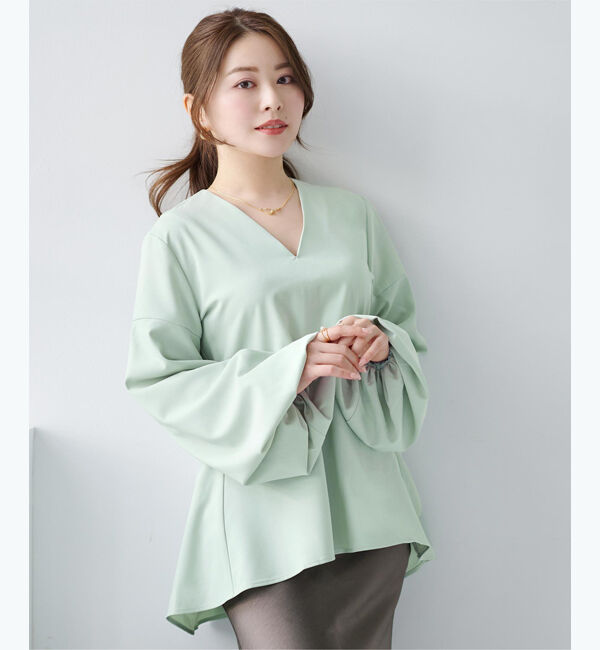 ur's「【尾﨑真衣さんコラボアイテム】Vネックバルーンスリーブバックペプラムトップス」|Tシャツ・カットソー|グリーン