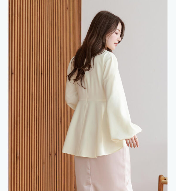 ur's「【尾﨑真衣さんコラボアイテム】Vネックバルーンスリーブバックペプラムトップス」|Tシャツ・カットソー|