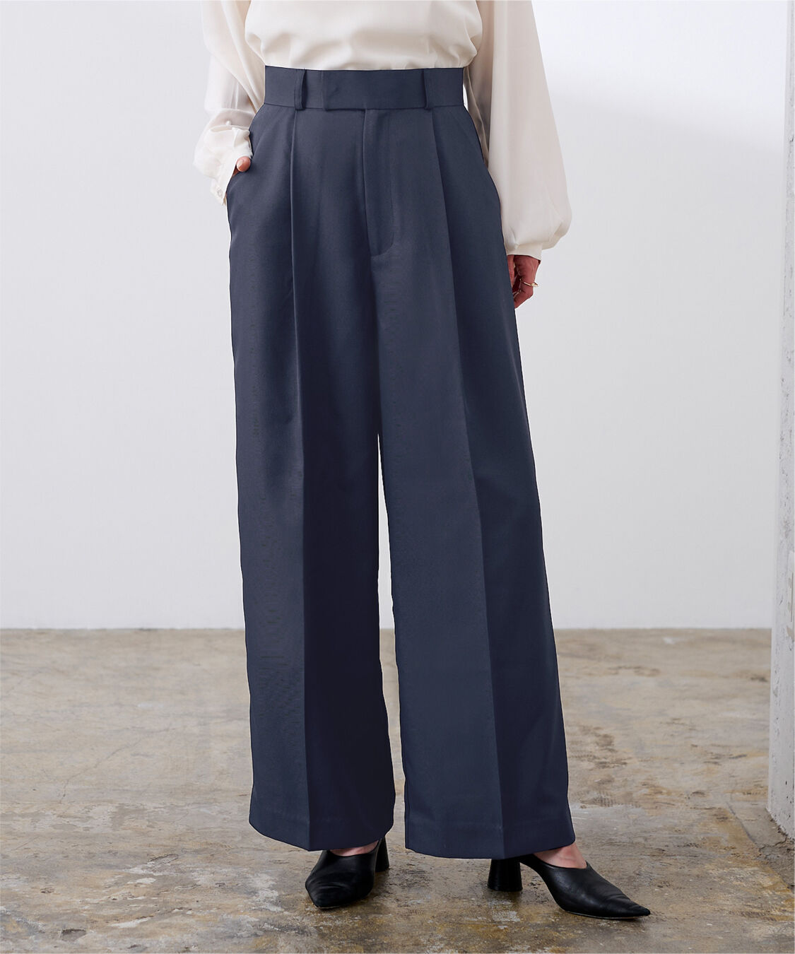 ur's「美シルエットワンタックワイドパンツ」|スラックス|ネイビー