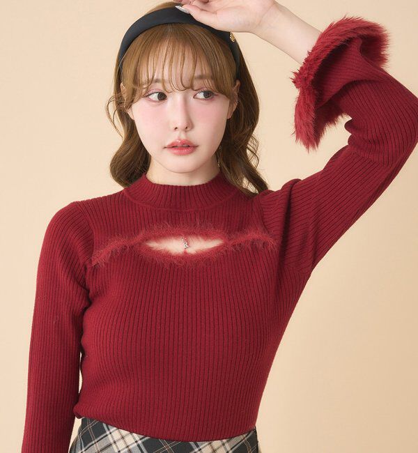  「デコルテカットデザインチャーム付きニット」|ニット・セーター|レッド