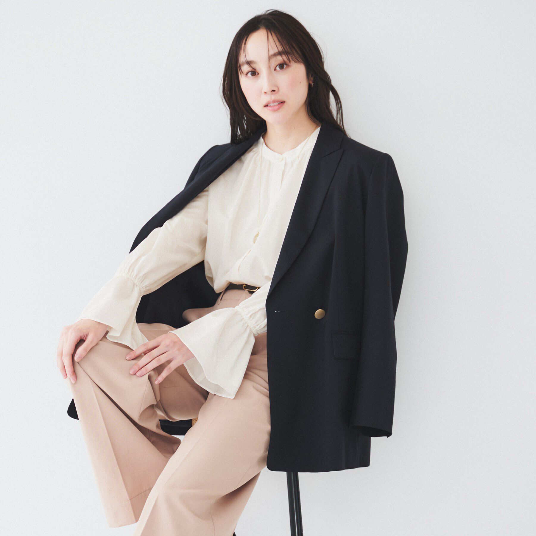 UNTITLED「【光沢感/フリル袖/前開き】バンドカラーギャザーブラウス」|シャツ・ブラウス|