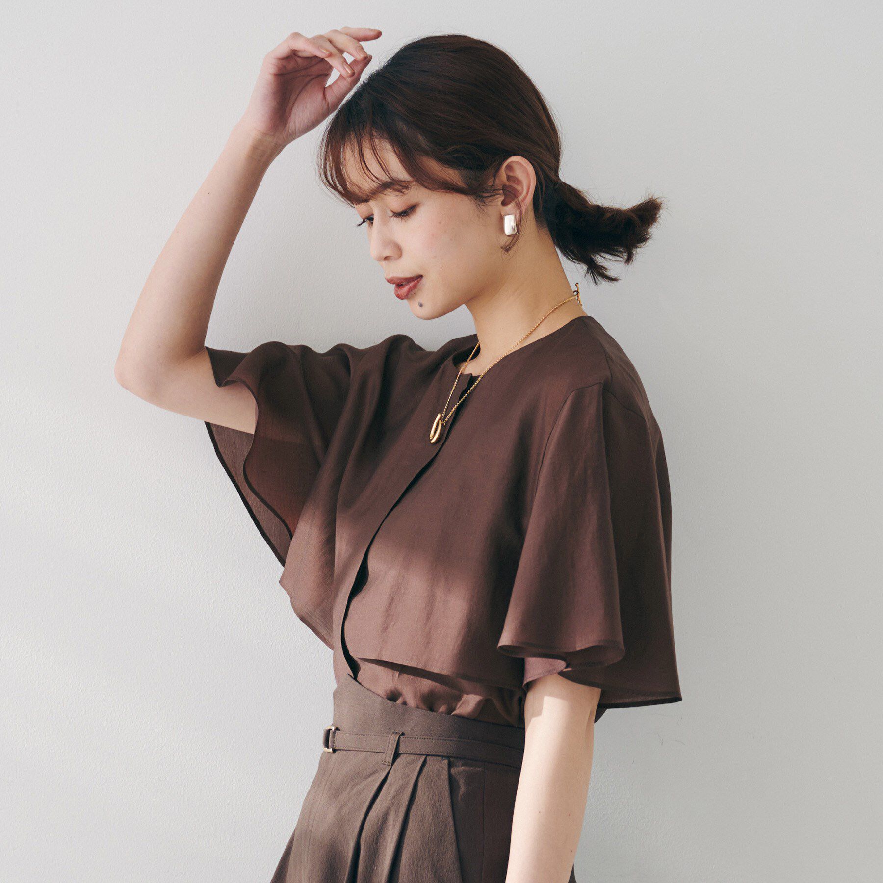 UNTITLED「【オンオフ/二の腕カバー】オーガンジーラッフルブラウス」|シャツ・ブラウス|