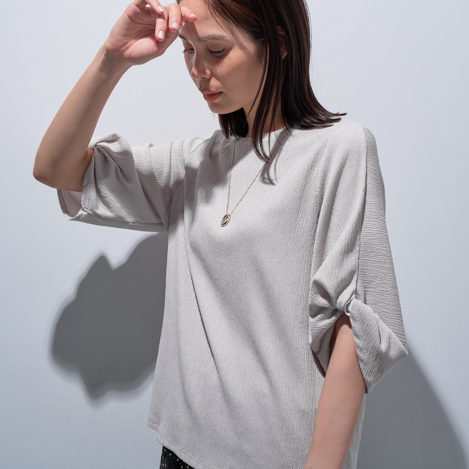 INDIVI「【UVケア／吸汗速乾】凹凸素材ねじり袖トップス」|Tシャツ・カットソー|グレージュ(050)