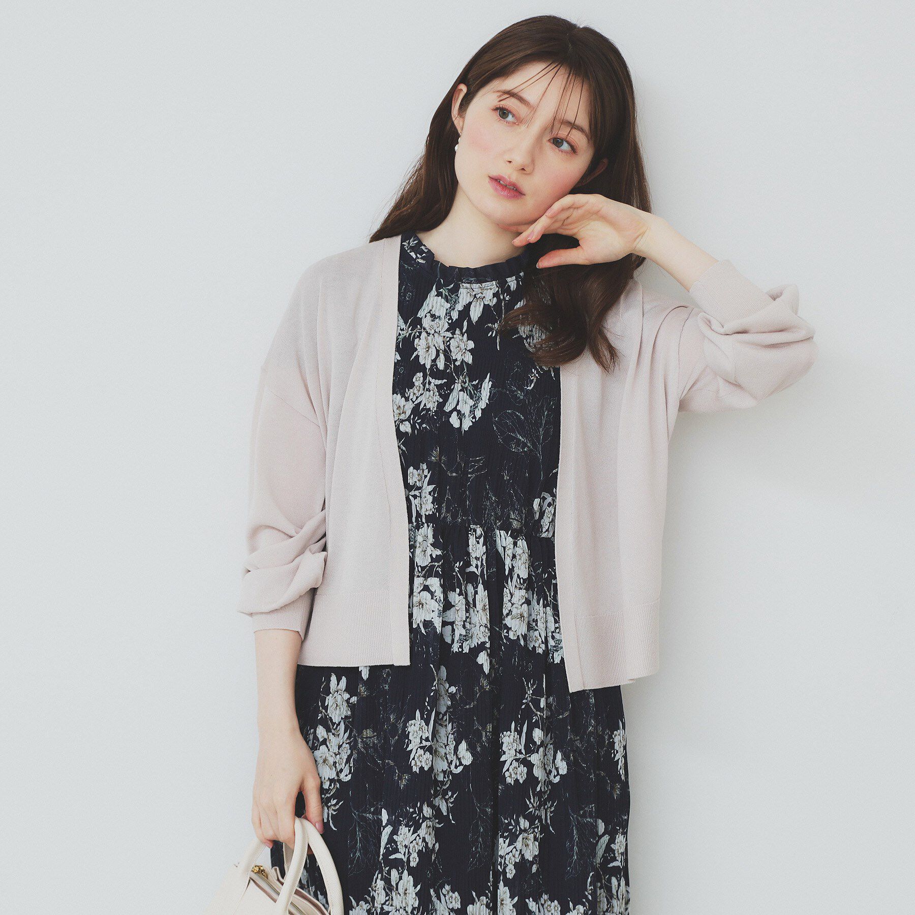 index「《6色展開》リラクシーショートカーディガン【洗濯機洗い可/接触冷感/抗ピル】」|カーディガン|グレージュ(050)