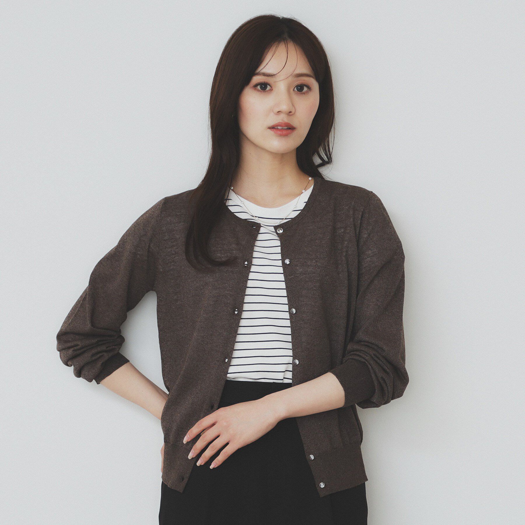 index「《7色展開/XS-LLサイズ》ビジューボタンクルーネックカーディガン【洗濯機洗い可】」|カーディガン|ブラウン(844)