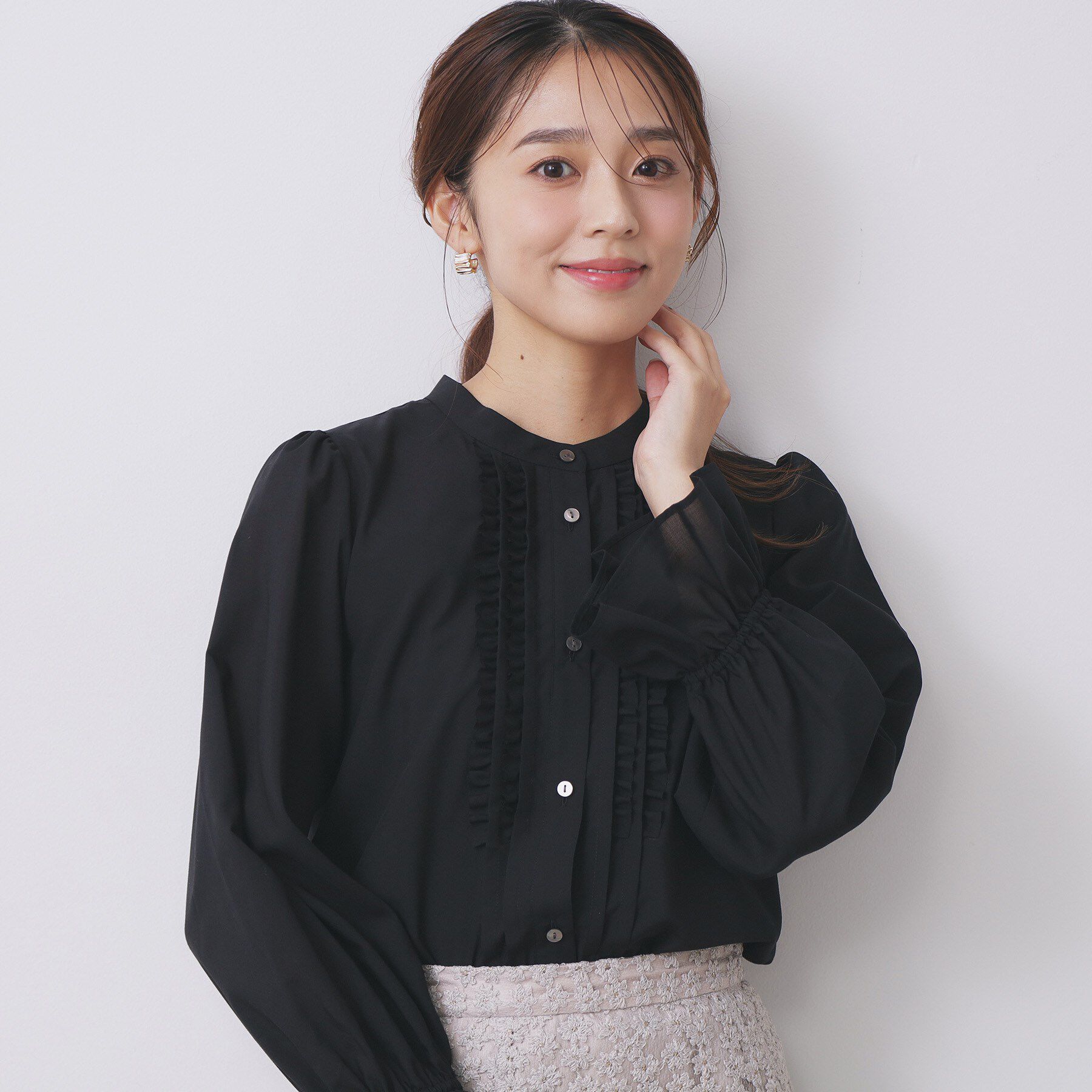 index「タックフリルバンドカラーブラウス【洗濯機OK/イージーアイロン】」|シャツ・ブラウス|ブラック(019)