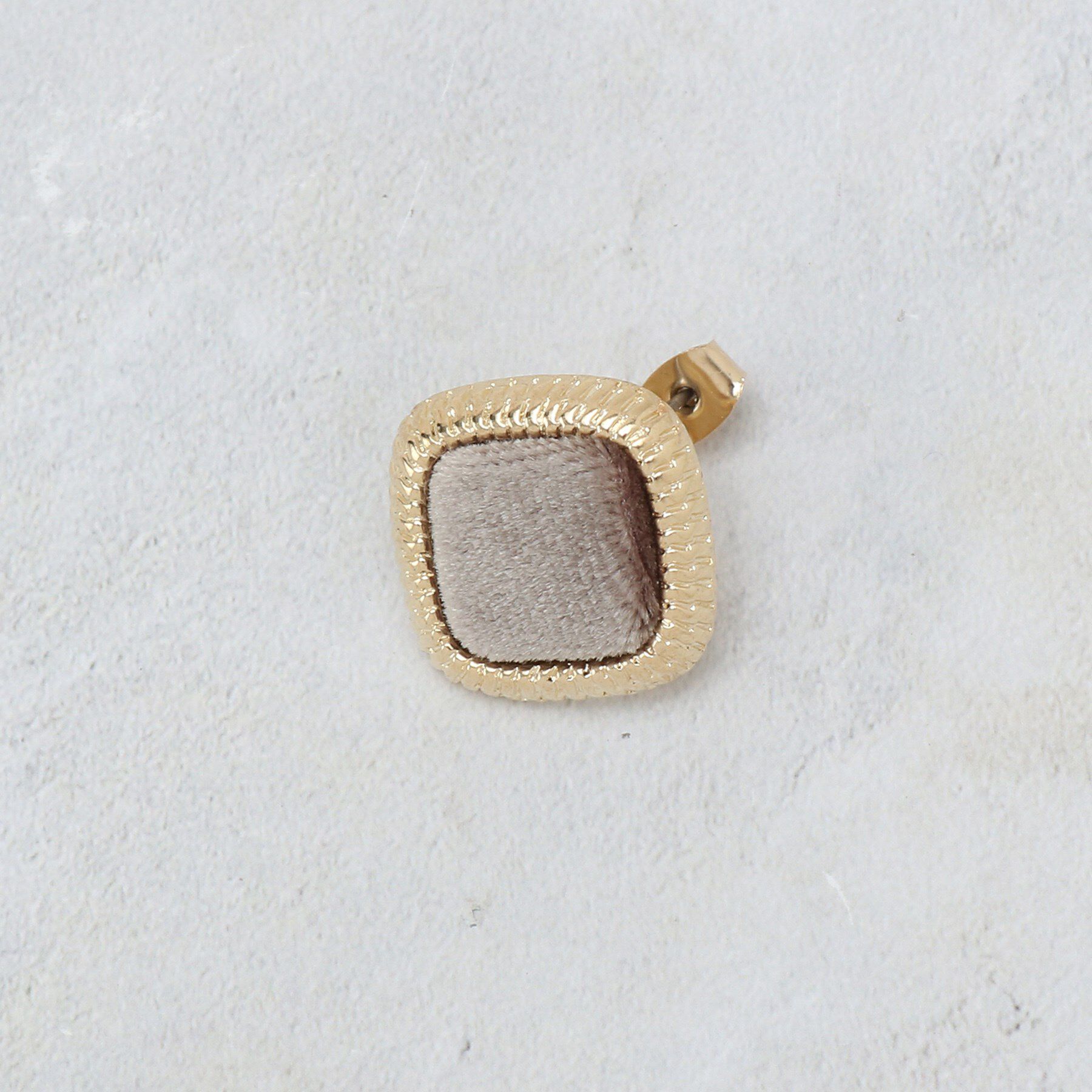 OPAQUE.CLIP「ベロア&times;ゴールドメタル縁取りスクエアピアス」|ピアス|