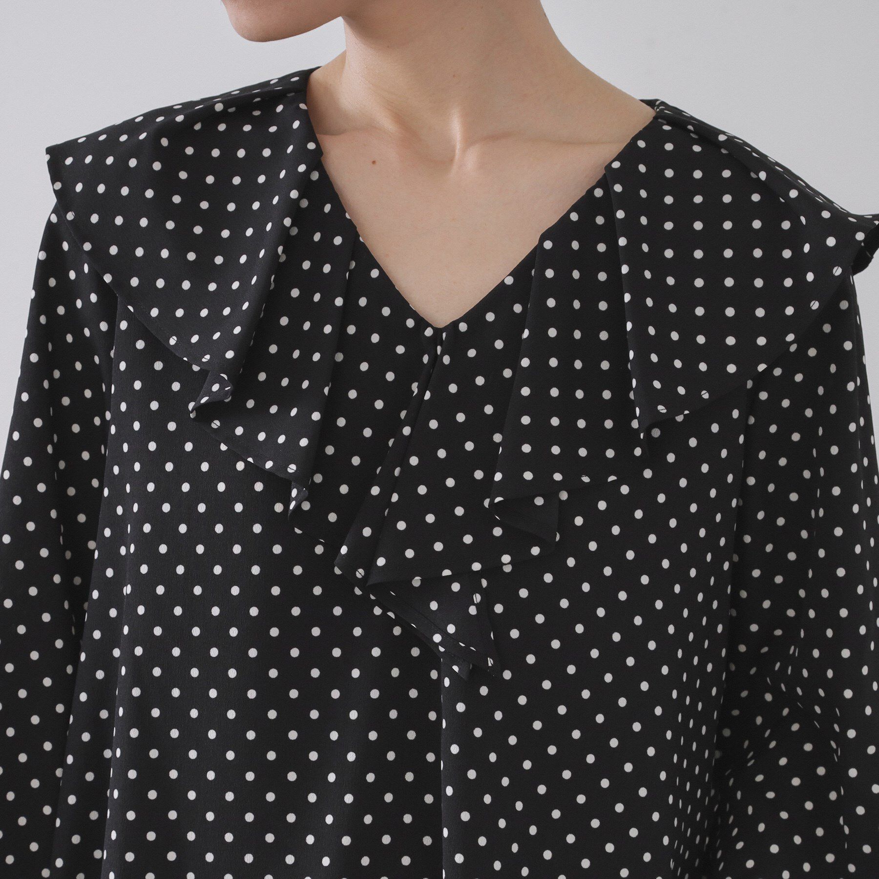 OPAQUE.CLIP「ドットプリントラッフルブラウス【洗濯機OK】」|シャツ・ブラウス|