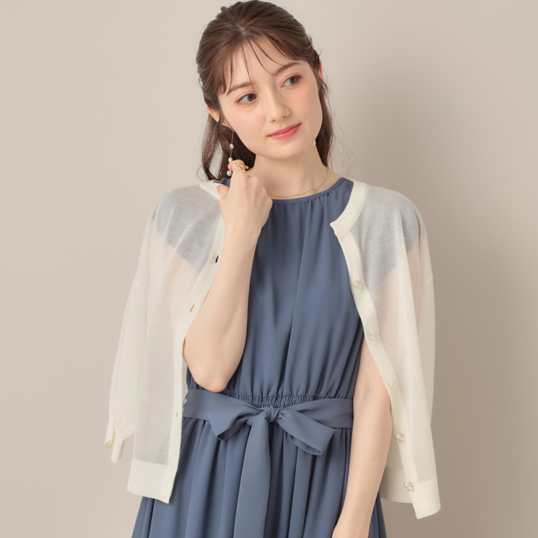 Couture broach「【前後2WAY・二の腕カバー】ダブルパール調釦5分袖シアーカーディガントップス」|カーディガン|オフホワイト(003