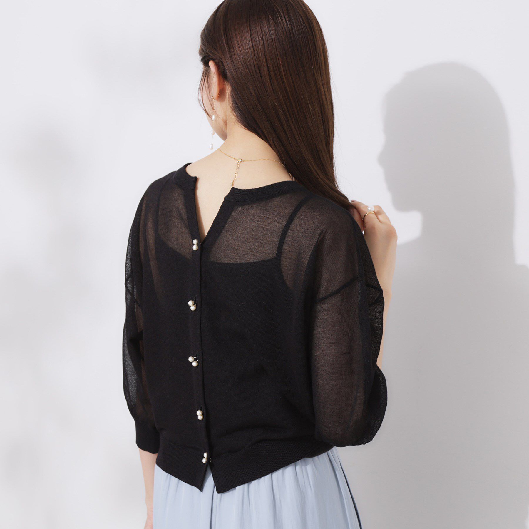 Couture broach「【前後2WAY・二の腕カバー】ダブルパール調釦5分袖シアーカーディガントップス」|カーディガン|