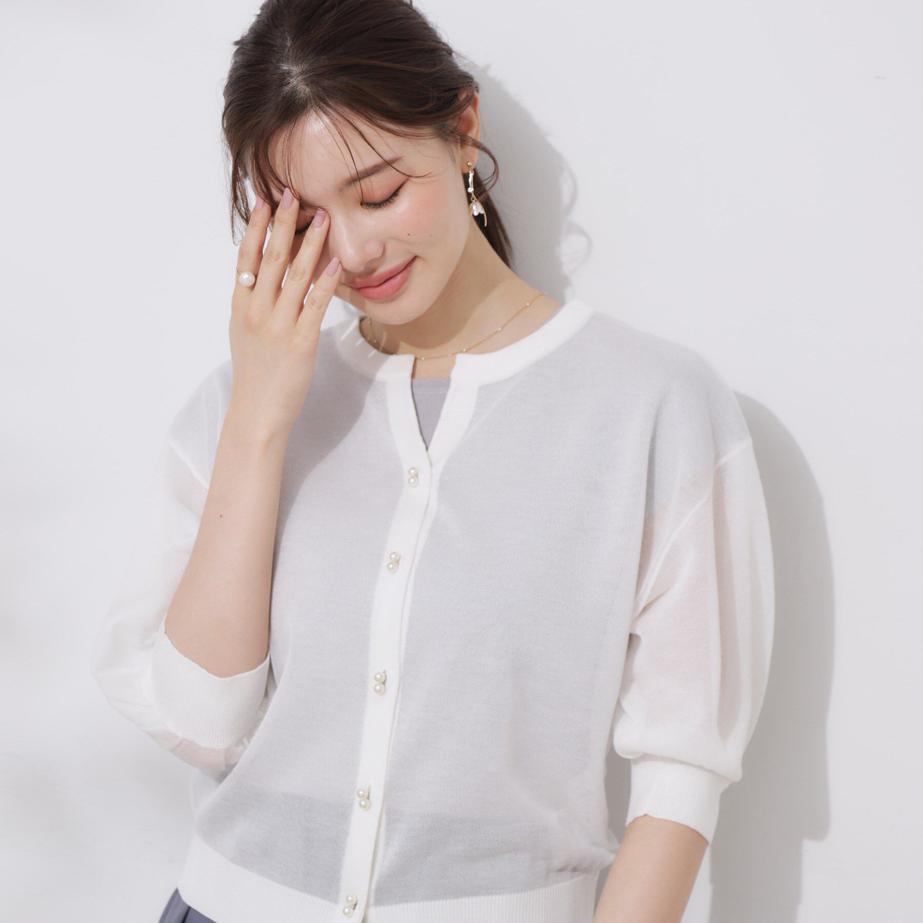 Couture broach「【前後2WAY・二の腕カバー】ダブルパール調釦5分袖シアーカーディガントップス」|カーディガン|