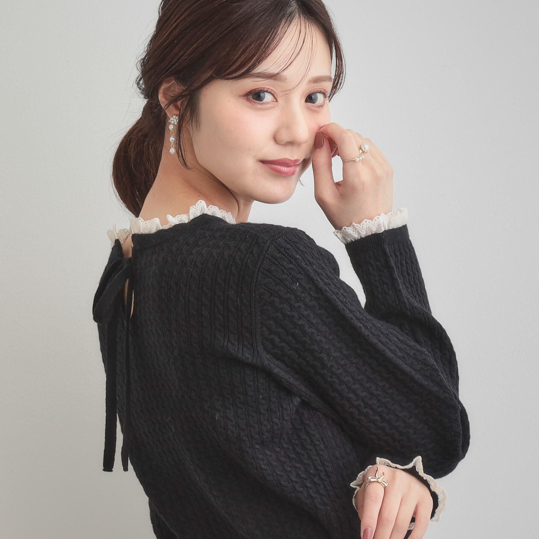 Couture broach「【大人上品・着映え】ケーブルレース バックリボンニット」|ニット・セーター|ブラック(019)