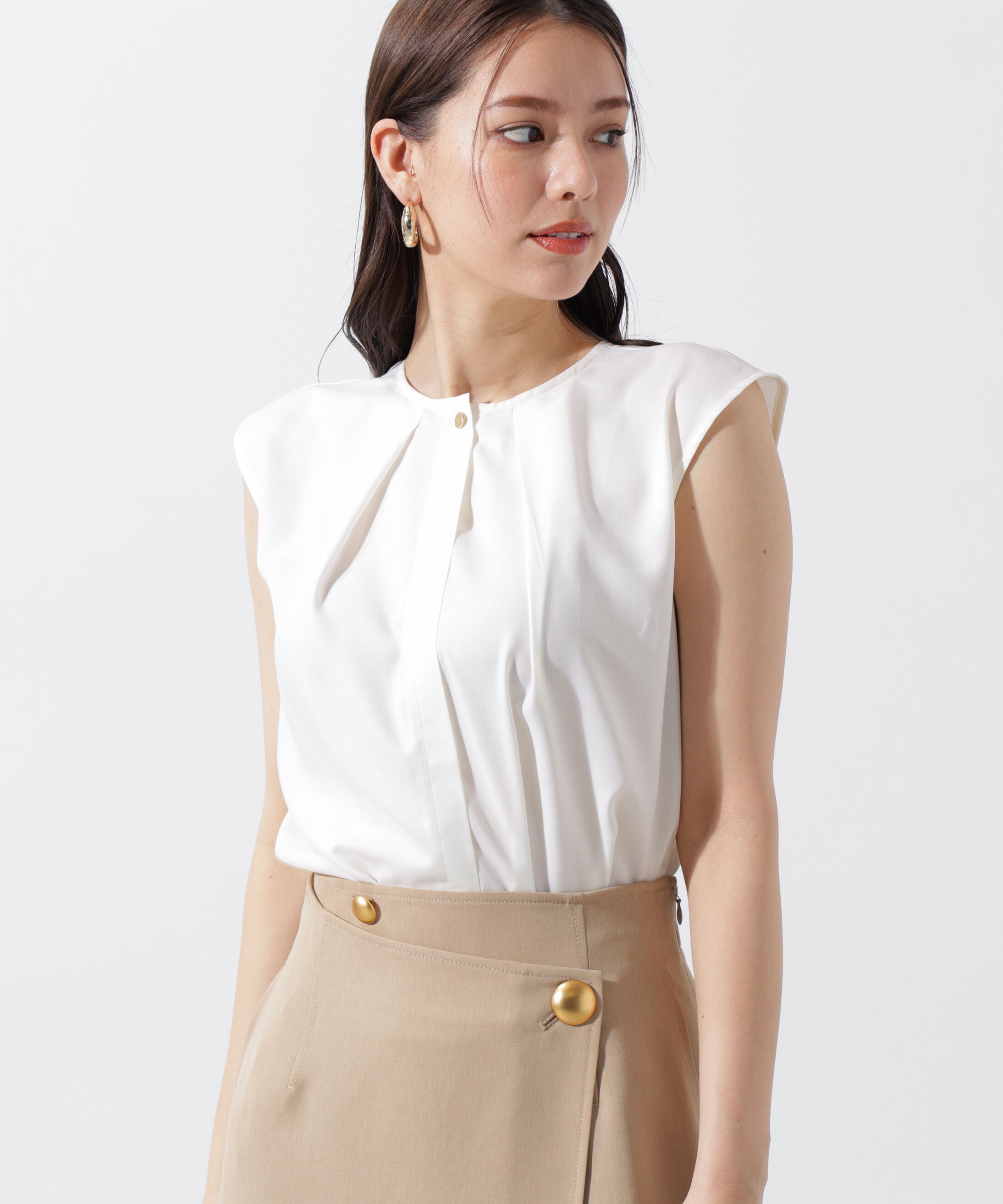  「メタルボタンクルーネックタックブラウス」|シャツ・ブラウス|ホワイト