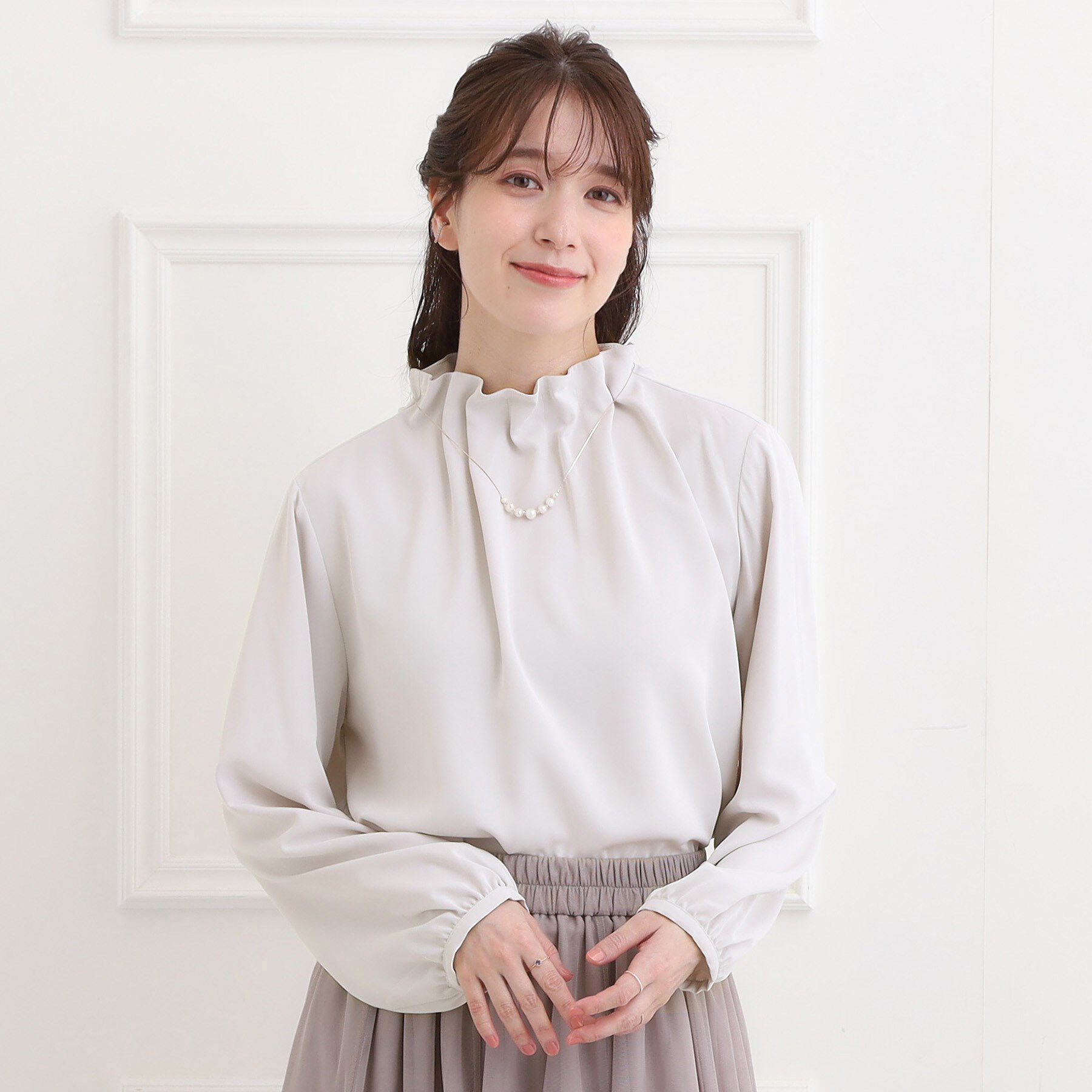 SHOO･LA･RUE「【洗濯機可/S-3L】上品で華やか スタンドフリルブラウス」|シャツ・ブラウス|