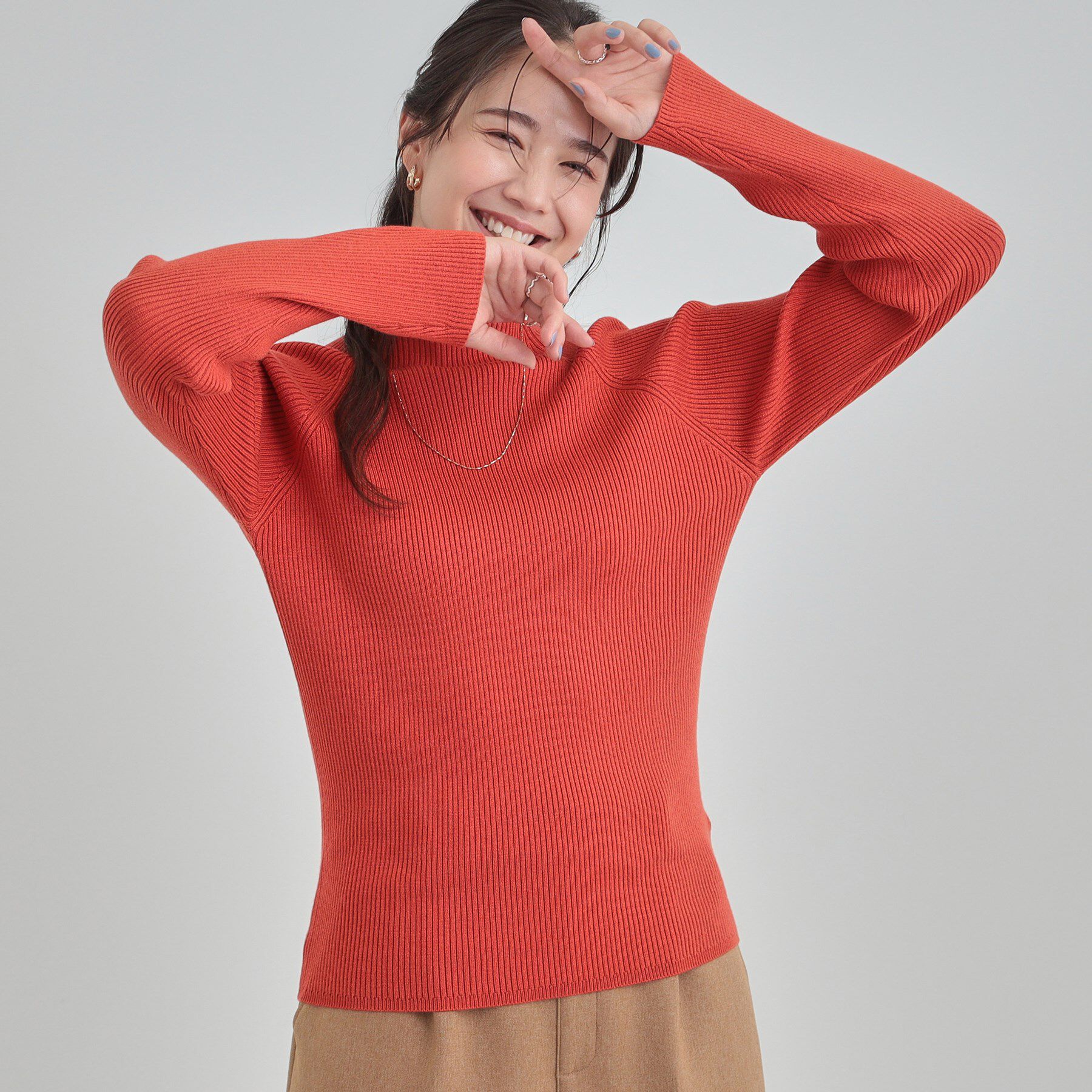 SHOO･LA･RUE「【絶妙なゆるピタ/洗濯機可】ちくちくしにくい リブハイネックやわらかニット」|ニット・セーター|オレンジ(067)