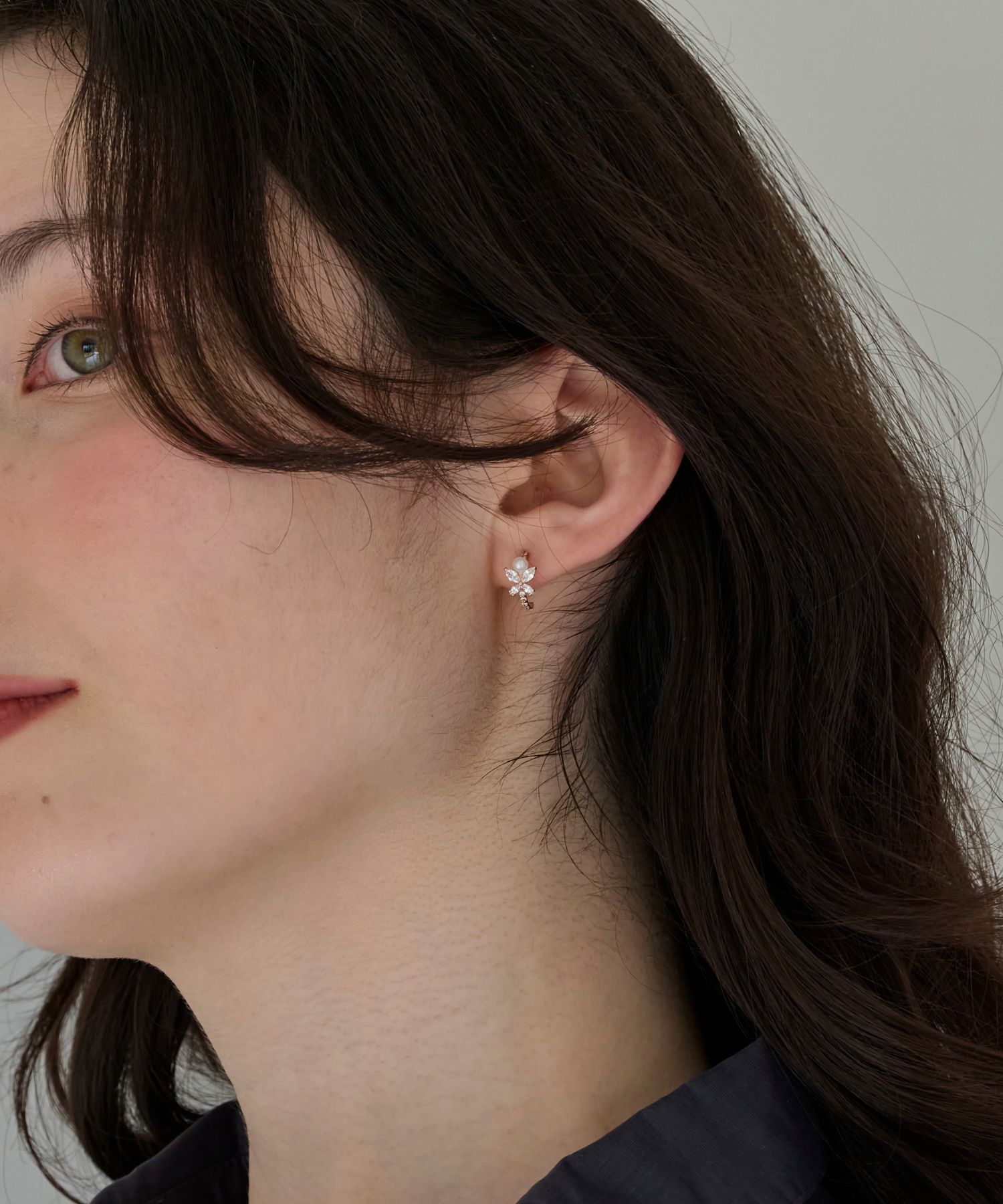 Phoebe「ロマンティックビジューバタフライフープピアス　ローズゴールド」|ピアス|