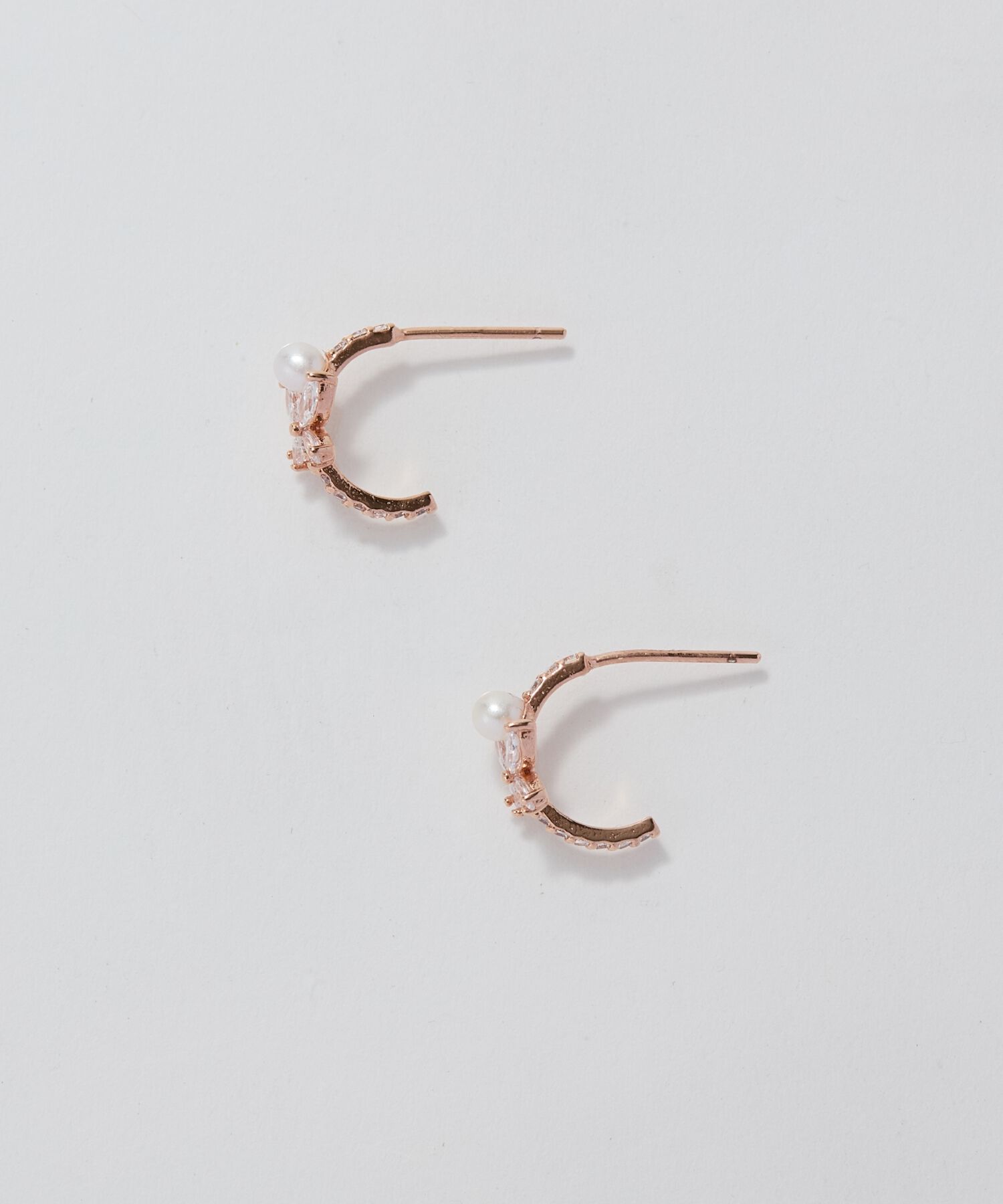 Phoebe「ロマンティックビジューバタフライフープピアス　ローズゴールド」|ピアス|