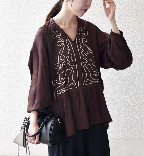 SHIPS any「SHIPS any:〈洗濯機可能〉サテン 刺繍 スキッパー ペプラム ブラウス」|シャツ・ブラウス|