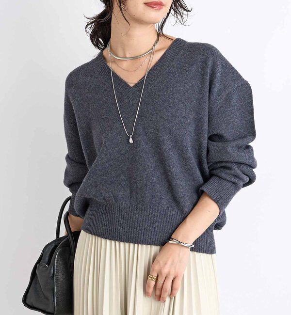  「【女性らしいデコルテライン】ウールVニット」|ニット・セーター|チャコールグレー