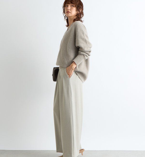  「【華やかな印象に】ヘアリーヤーン深Vネックニット」|ニット・セーター|