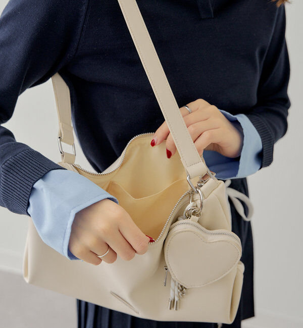  「【500mlペットボトル収納可】チャーム付きミディアムバッグ」|ショルダー・メッセンジャー|