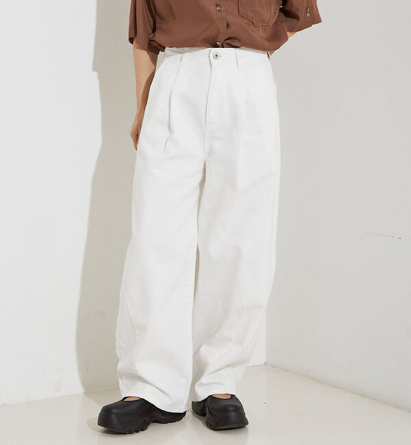NOMINE「タック ボリューム デニムパンツ」|デニム|ホワイト