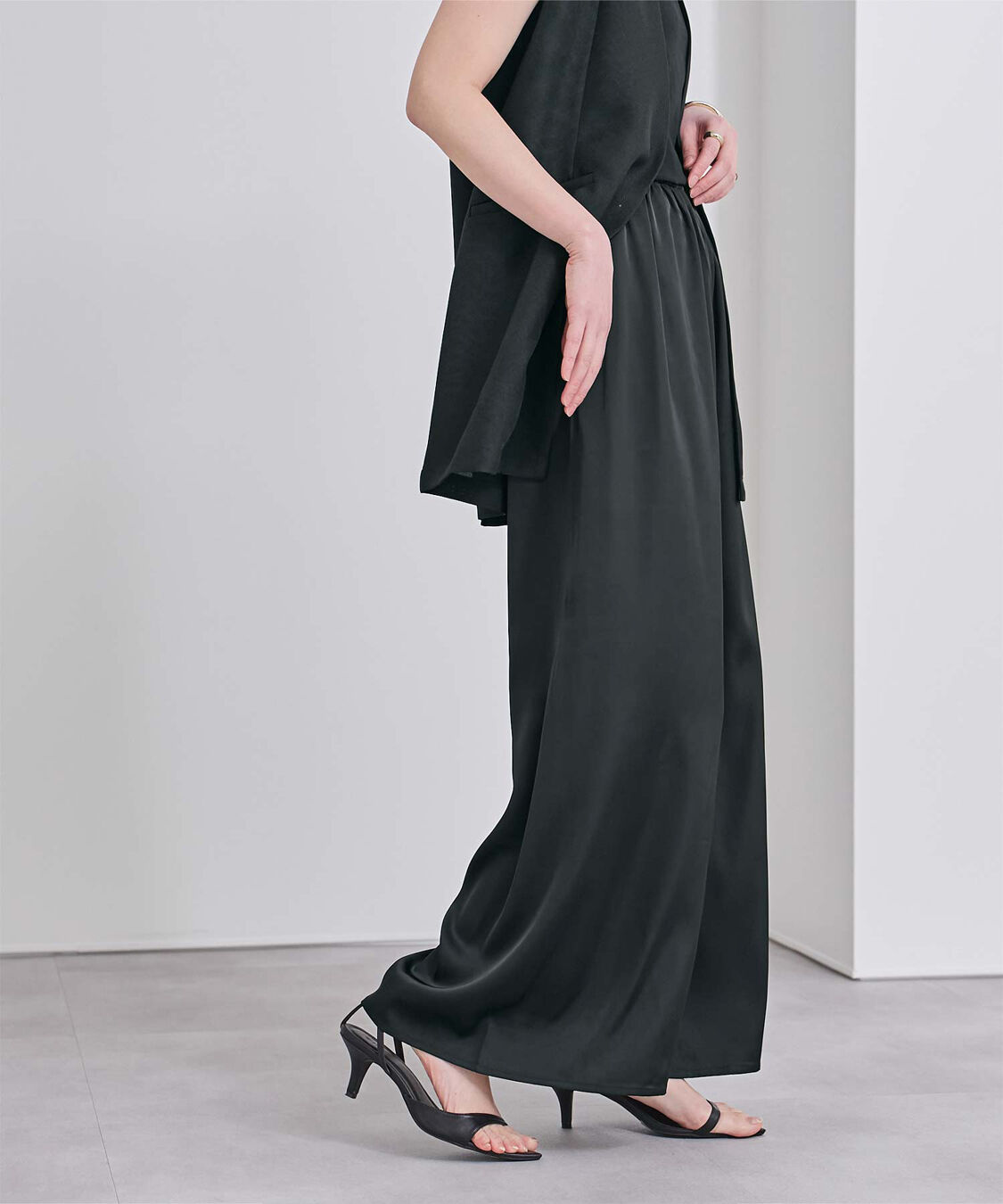 ur's「サテンイージードレープパンツ」|スラックス|