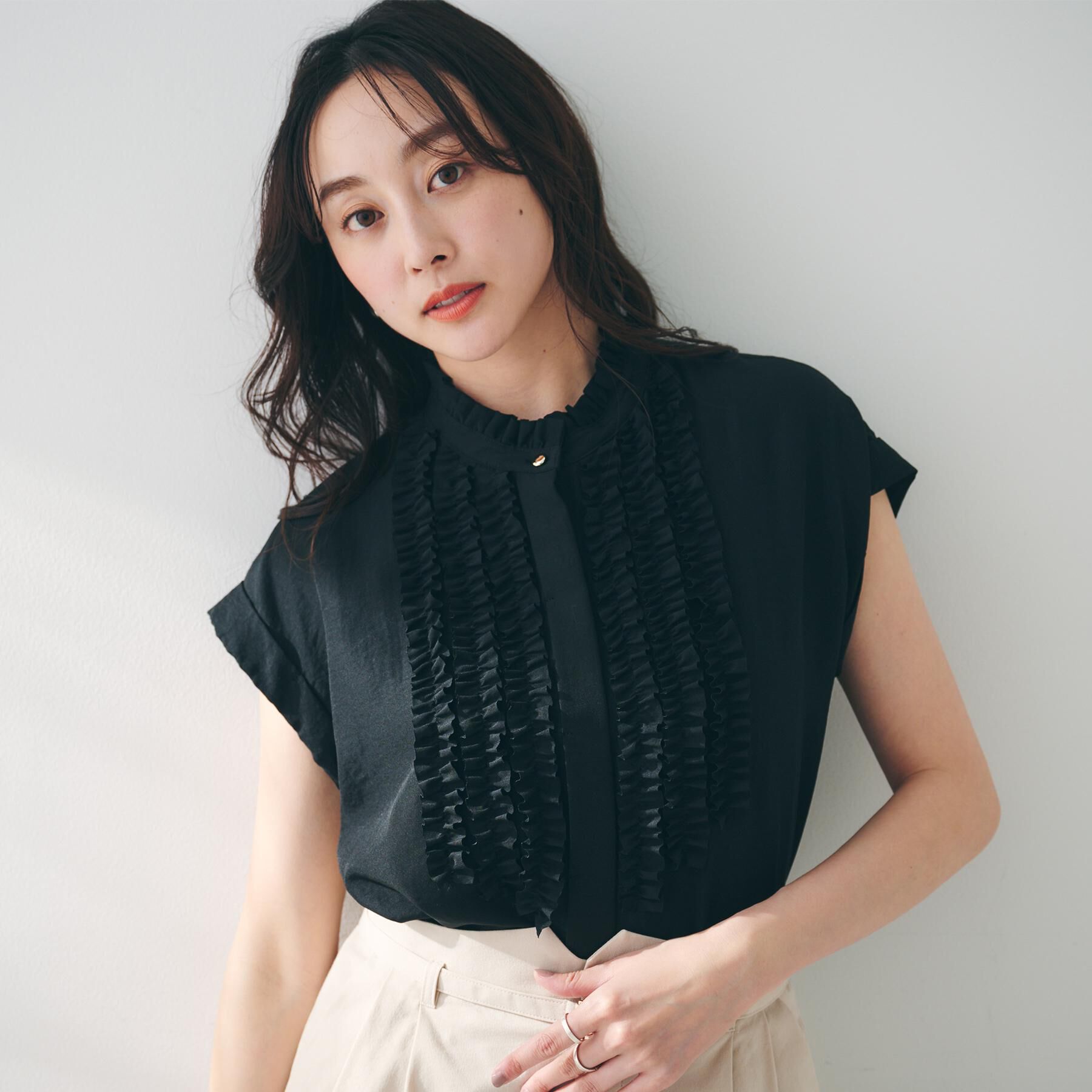 UNTITLED「スタンドネックフリルブラウス【吸水速乾/UVケア】」|シャツ・ブラウス|