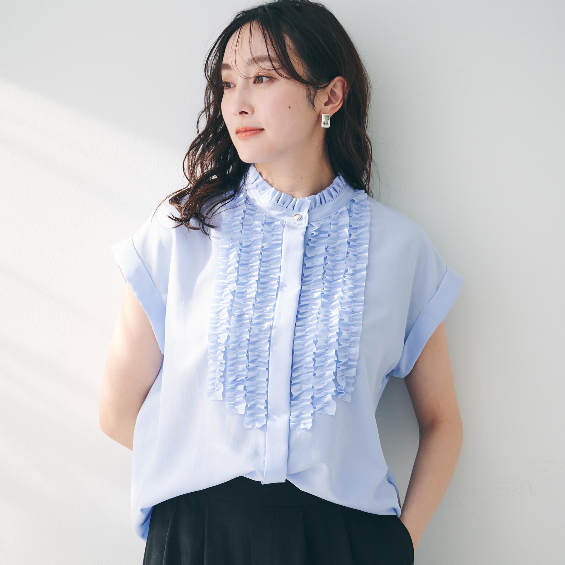 UNTITLED「スタンドネックフリルブラウス【吸水速乾/UVケア】」|シャツ・ブラウス|