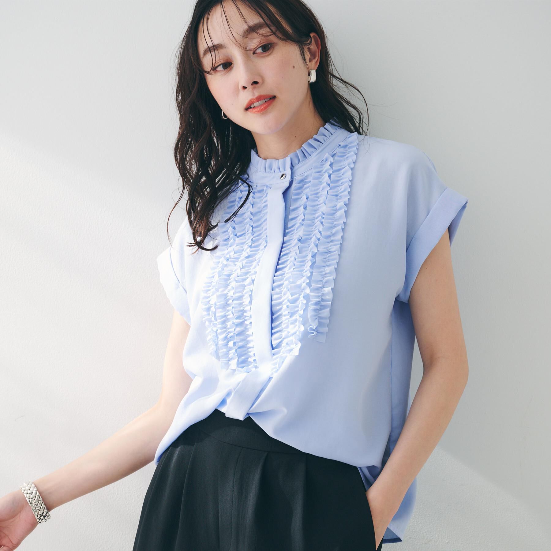 UNTITLED「スタンドネックフリルブラウス【吸水速乾/UVケア】」|シャツ・ブラウス|
