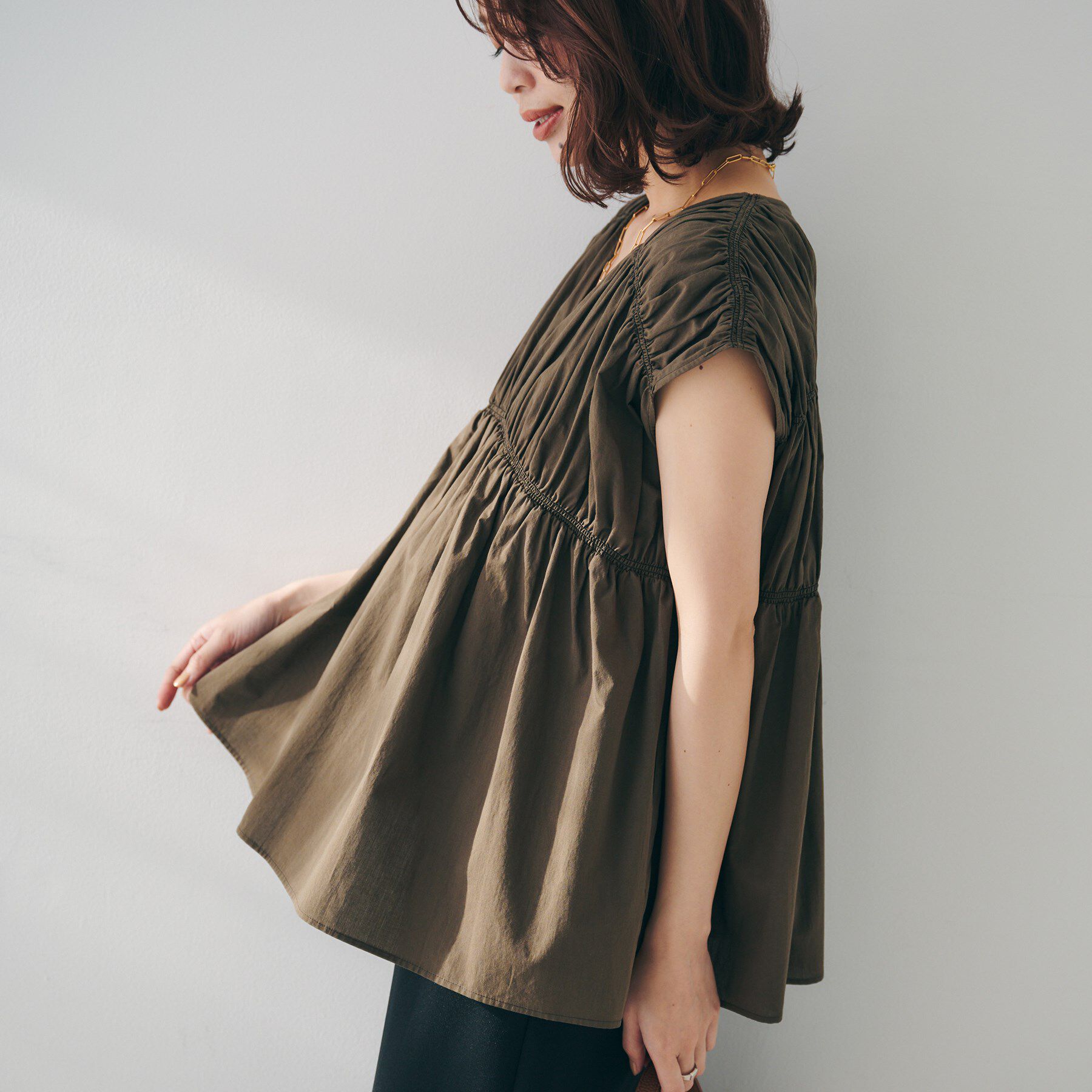 UNTITLED「【コットン100/洗える/トレンド】シャーリングブラウス」|シャツ・ブラウス|