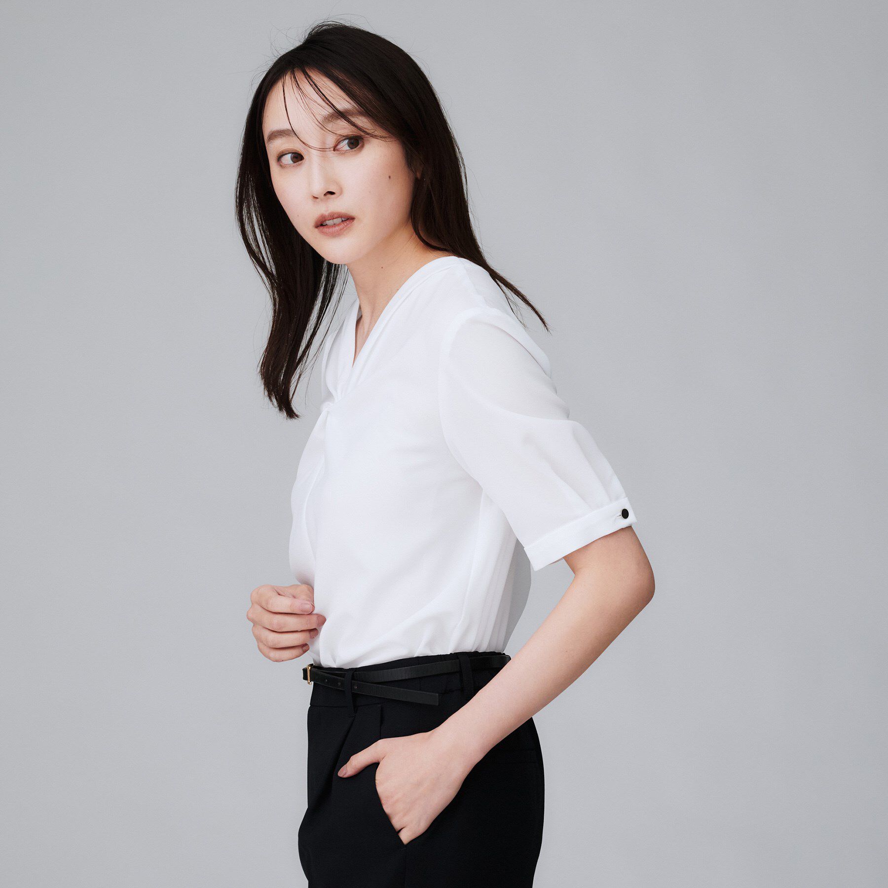 UNTITLED「【洗える/ストレッチ/通勤】Vネックブラウス」|シャツ・ブラウス|