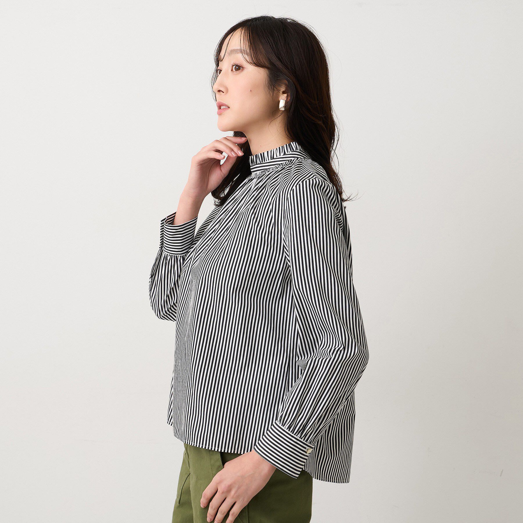 UNTITLED「【コットン100/洗える】シャーリングフリルネックブラウス」|シャツ・ブラウス|