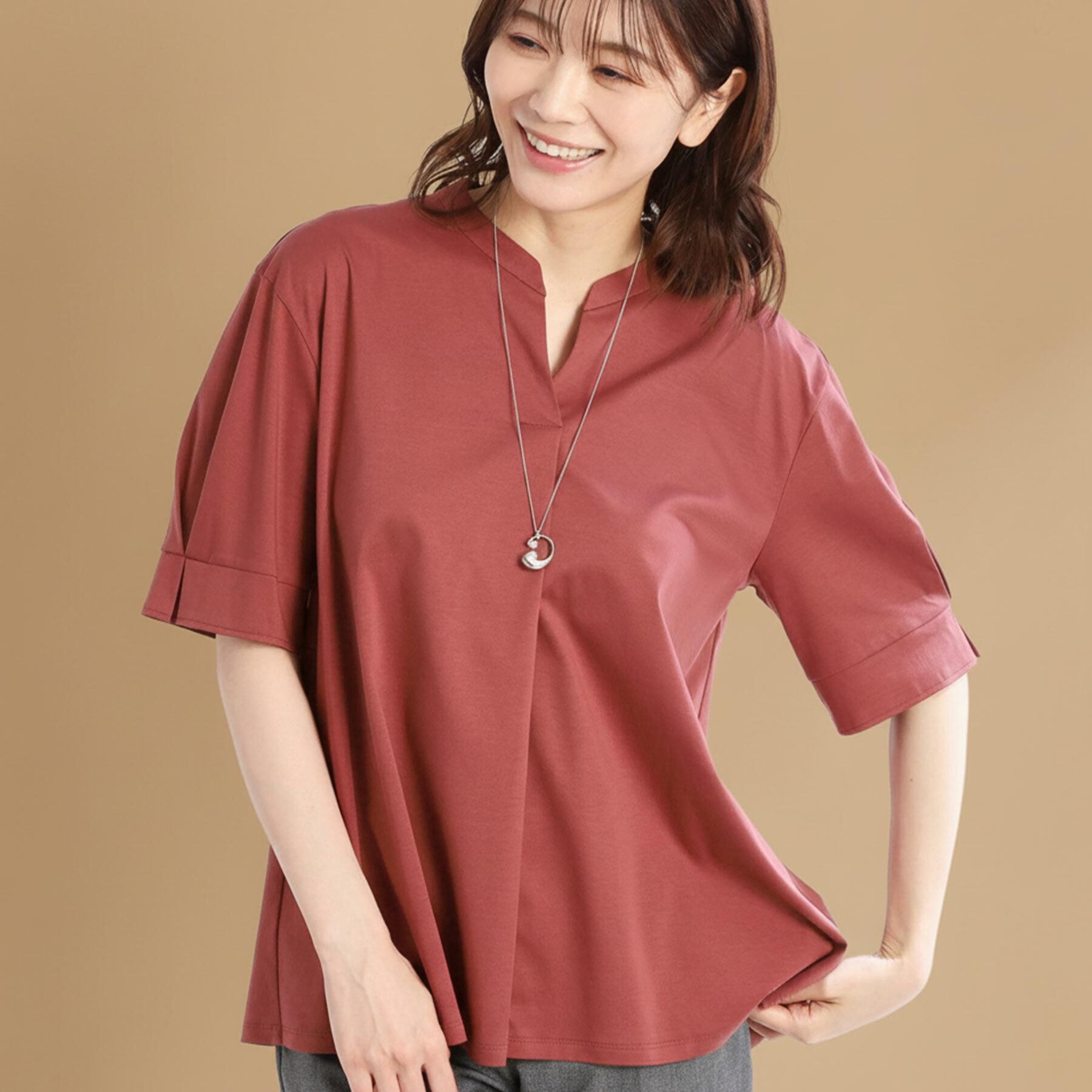 Reflect「【すっきり見え！長め丈／マシンウォッシュ可】スキッパーネックジャージトップス」|Tシャツ・カットソー|レッド(063)