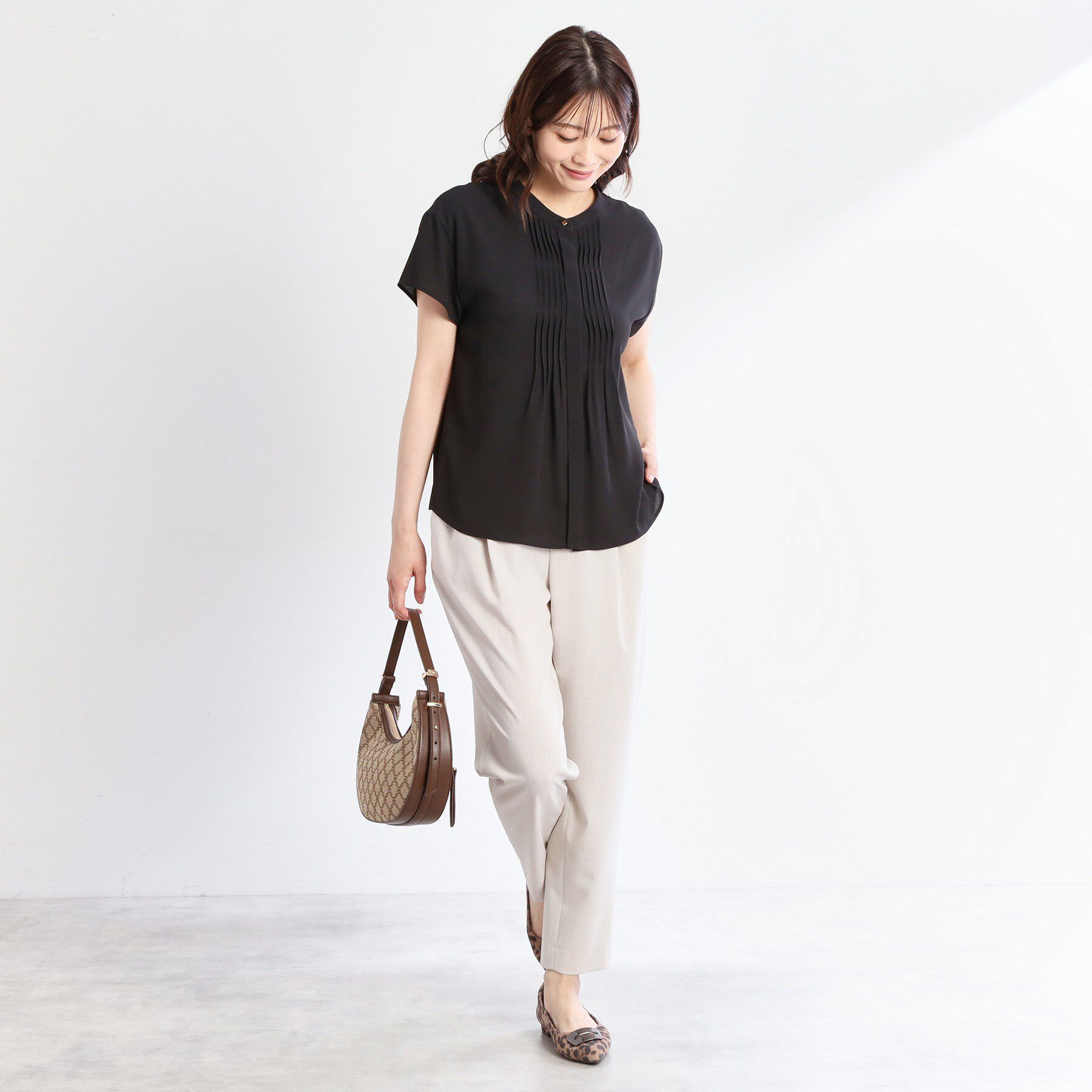 Reflect「【インナーに◎／すっきり見え！長め丈】タックデティールブラウス」|シャツ・ブラウス|