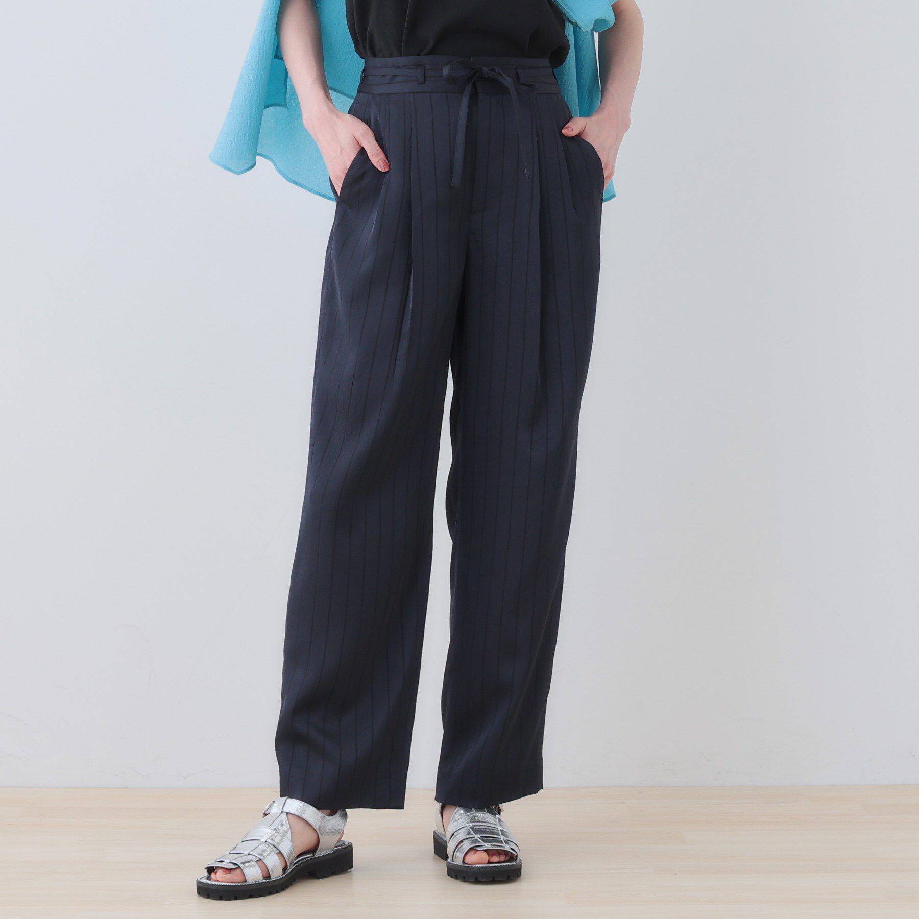 INDIVI「【洗える／UVケア／サッシュベルト付】ストライプ柄サテンテーパードパンツ」|その他|