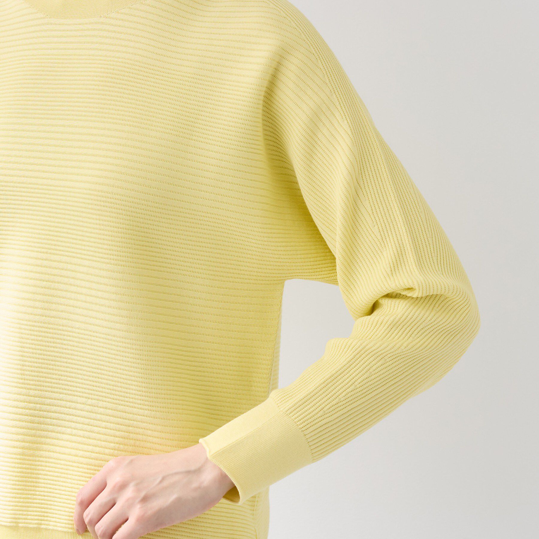 INDIVI「【洗える／キレイ色】体型カバー無縫製ニット」|ニット・セーター|