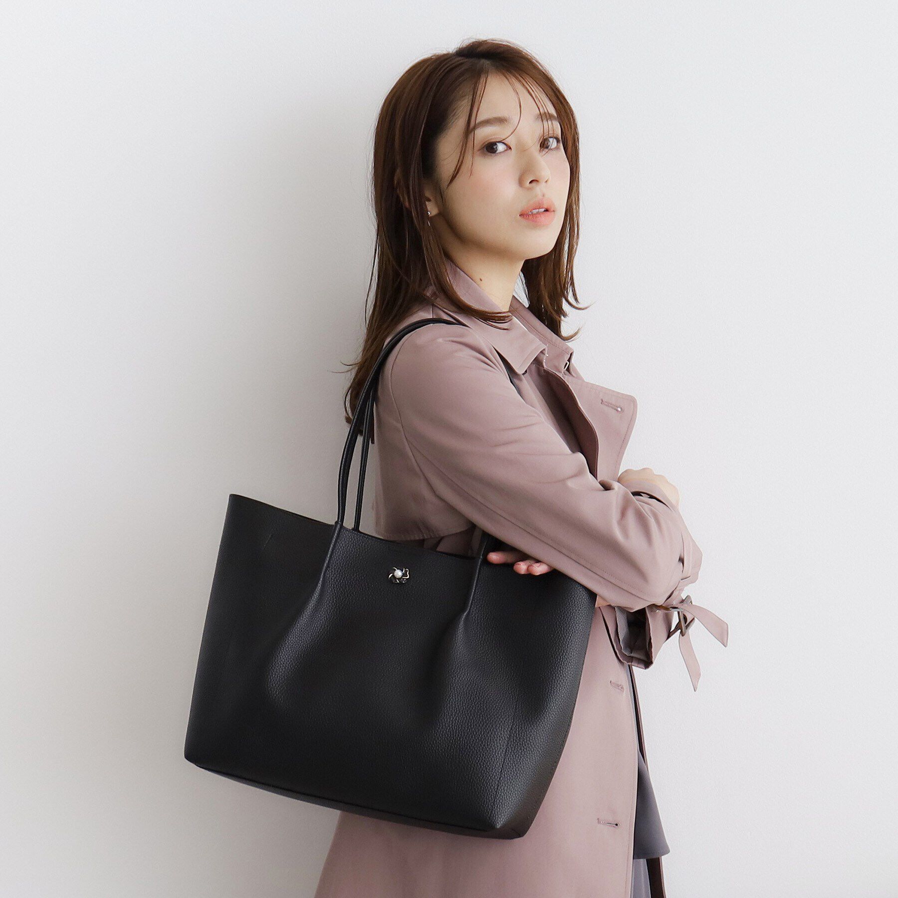 index「【A4サイズ収納可】フラワーパーツ合皮トートバッグ」|トートバッグ|