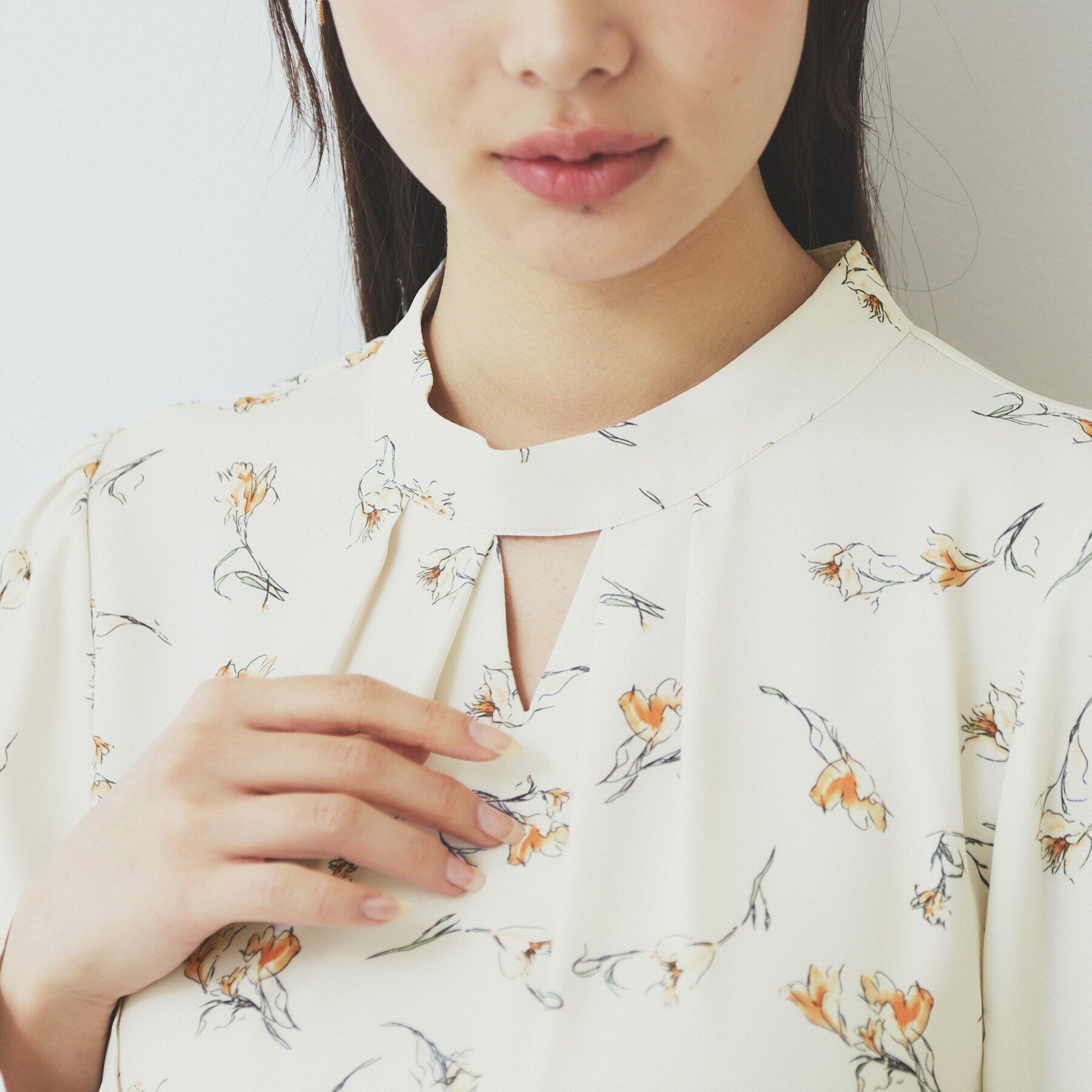 index「ハイネックスリットブラウス【洗濯機洗い可/イージーアイロン】」|シャツ・ブラウス|