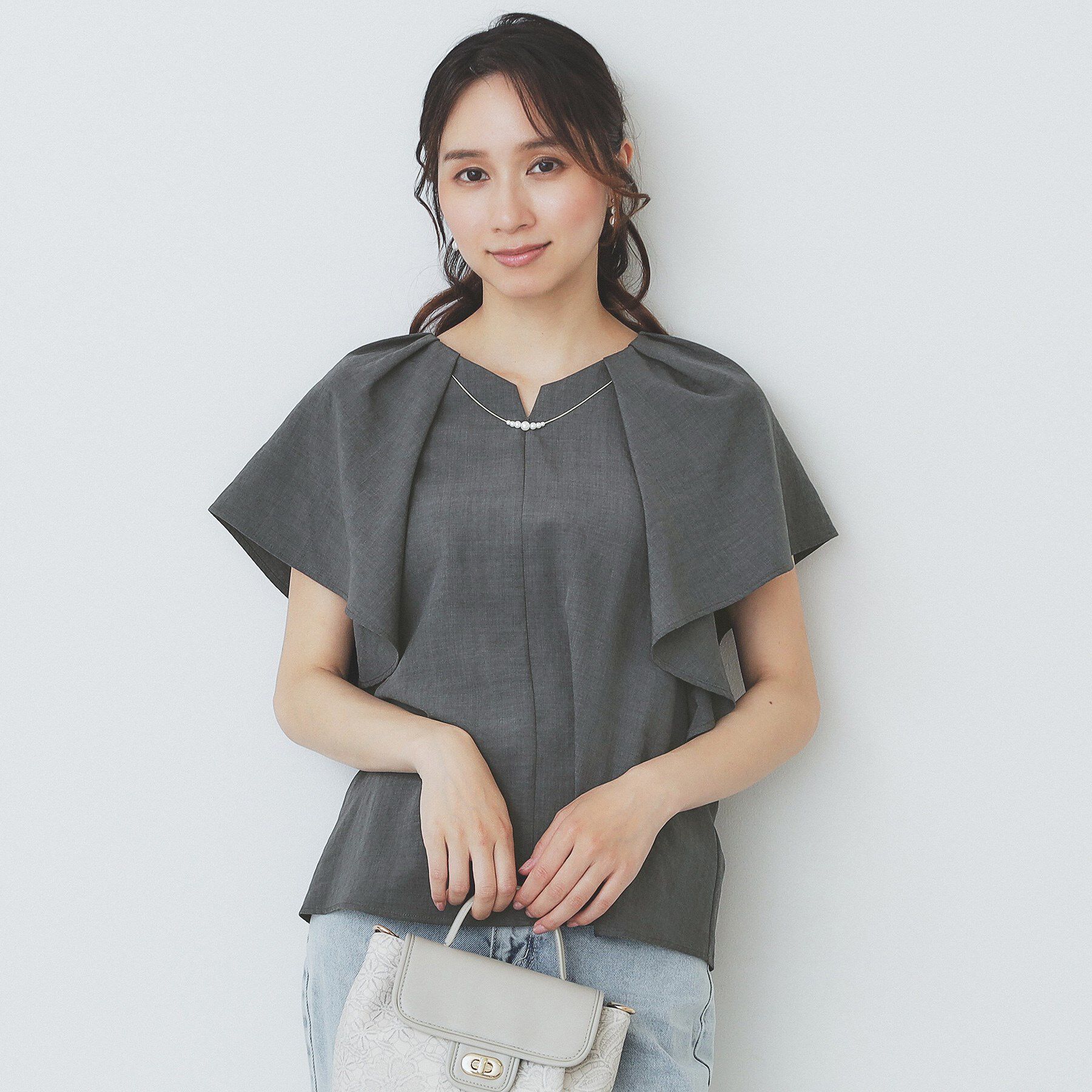 index「《7色展開/S-LLサイズ》フリルタックスリーブキーネックブラウス【吸水速乾/洗濯機可/イージーアイ」|シャツ・ブラウス|