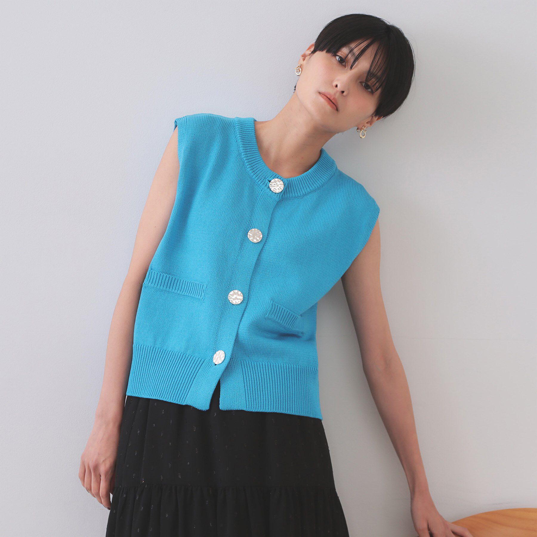 OPAQUE.CLIP「変形ブロンズボタンニットベスト【洗濯機洗い可】」|ベスト・ジレ|ブルー(092)