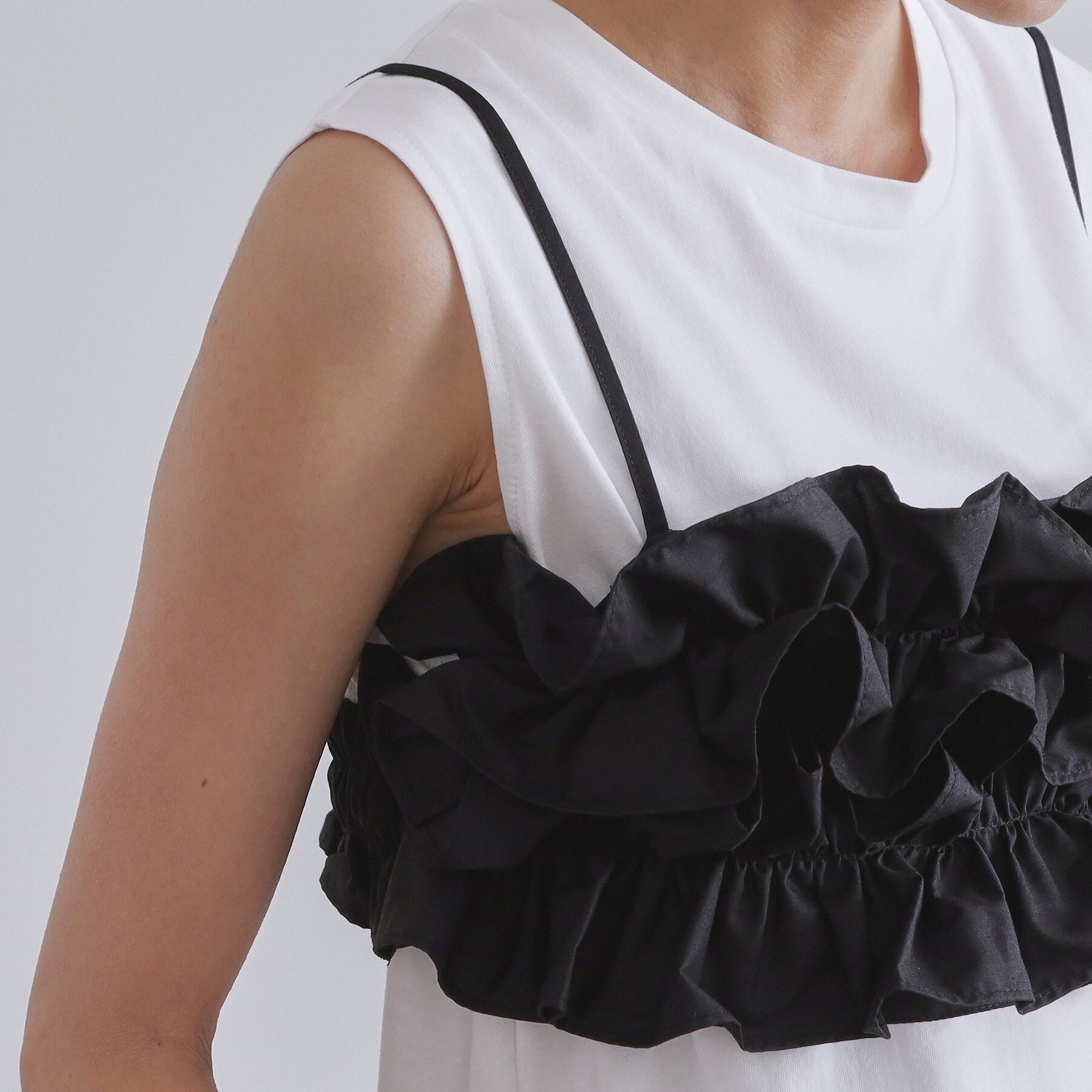 OPAQUE.CLIP「《CanCam掲載》ツインセット/フリルキャミビスチェ&times;フレンチスリーブカットソー【洗濯機洗い可】」|Tシャツ・カットソー|