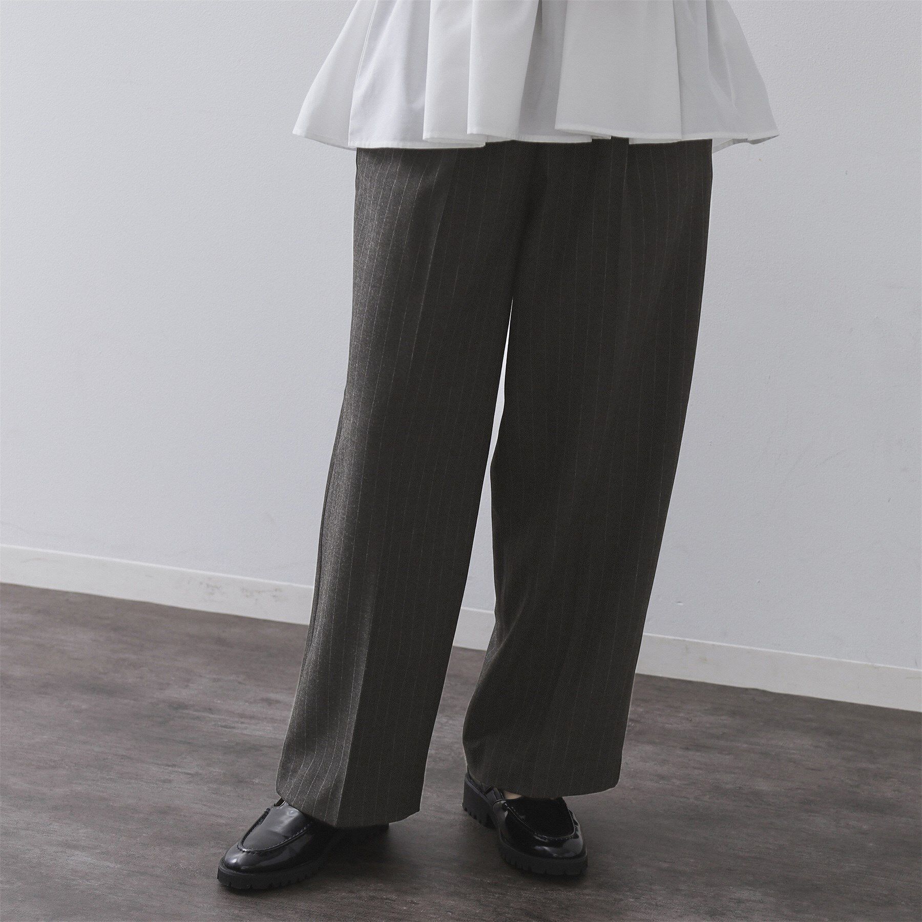 OPAQUE.CLIP「ピンストライプイージーワイドパンツ【吸湿発熱/ストレッチ/洗濯機OK】」|その他|チャコールグレー(3