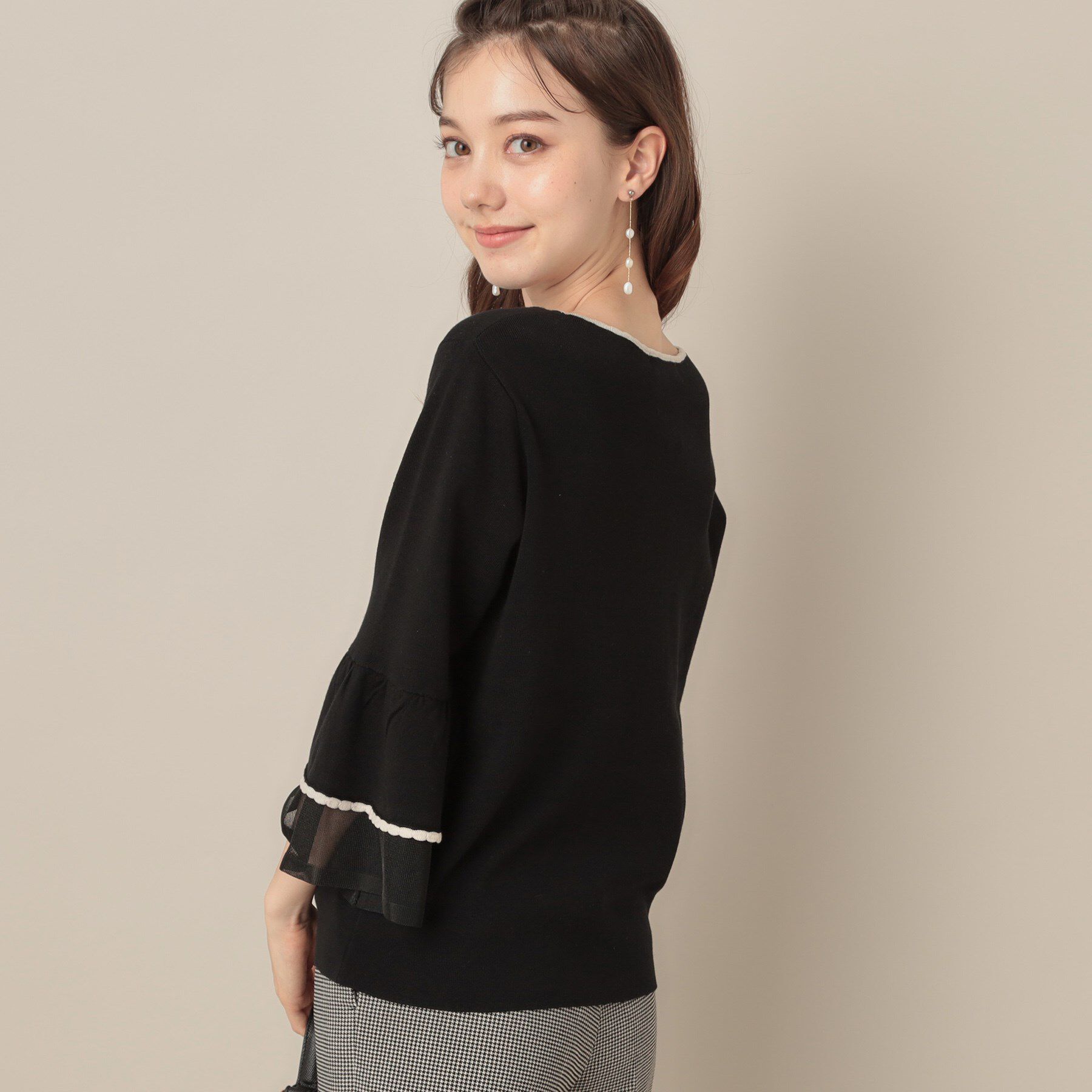 Couture broach「【フェミニン・着映え・通勤】シアーフレアー袖ニットトップス」|ニット・セーター|